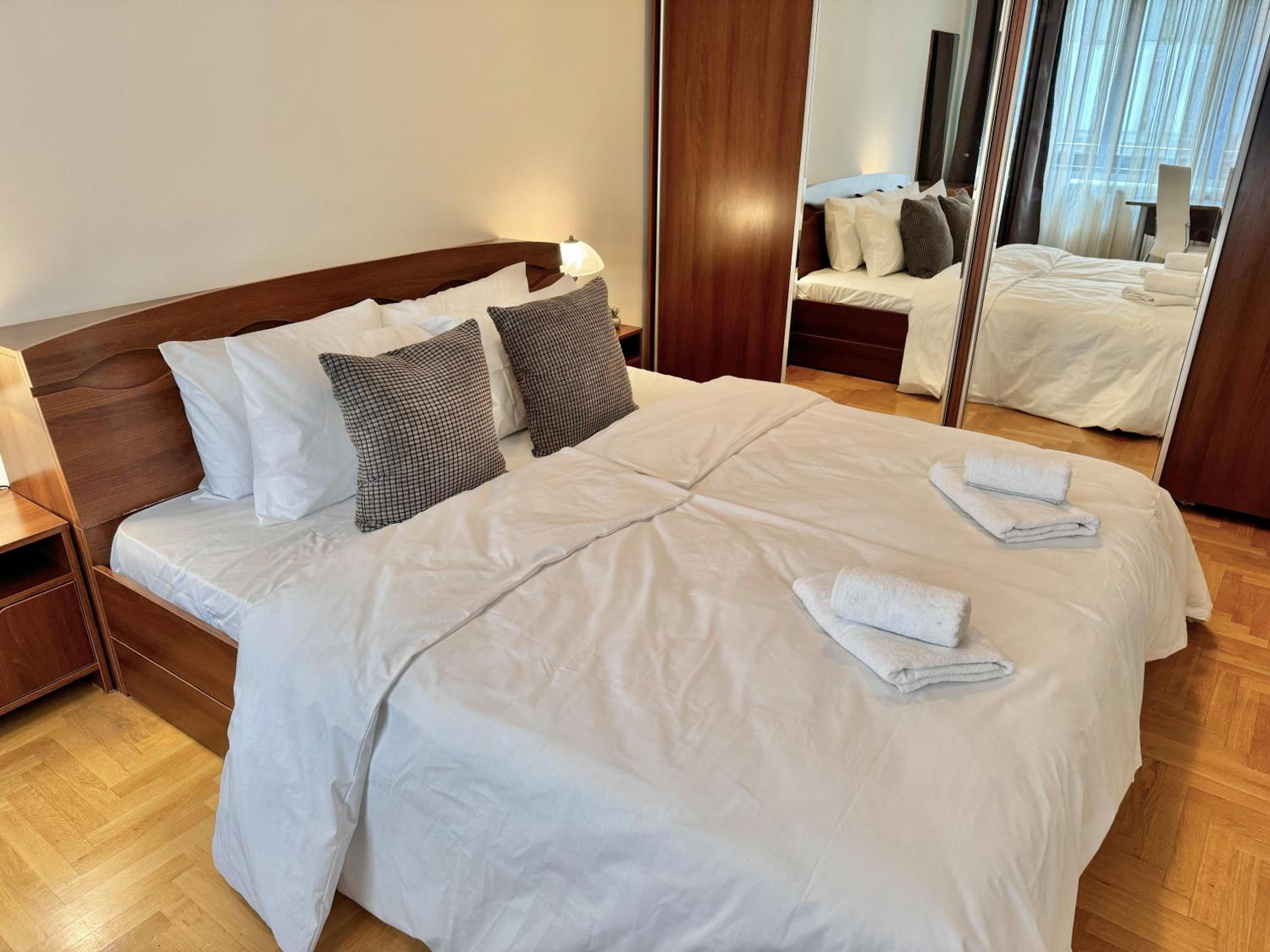 Classy & Spacious Аpartment next to National Palace of Culture for 4 Guests