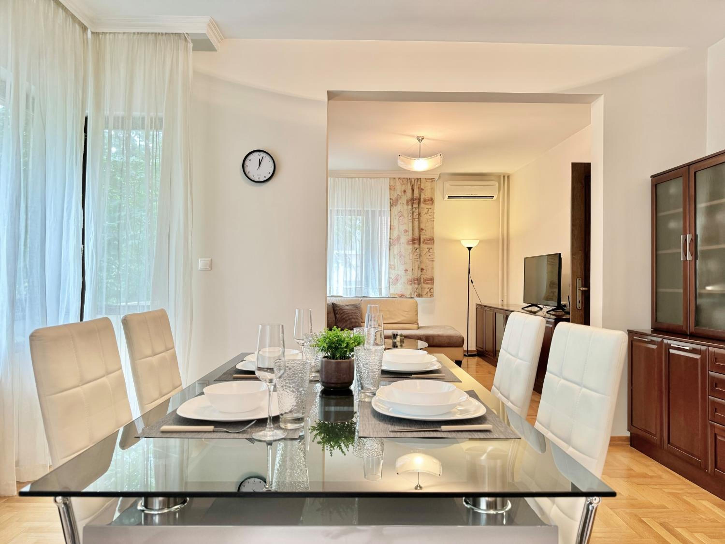 Classy & Spacious Аpartment next to National Palace of Culture for 4 Guests