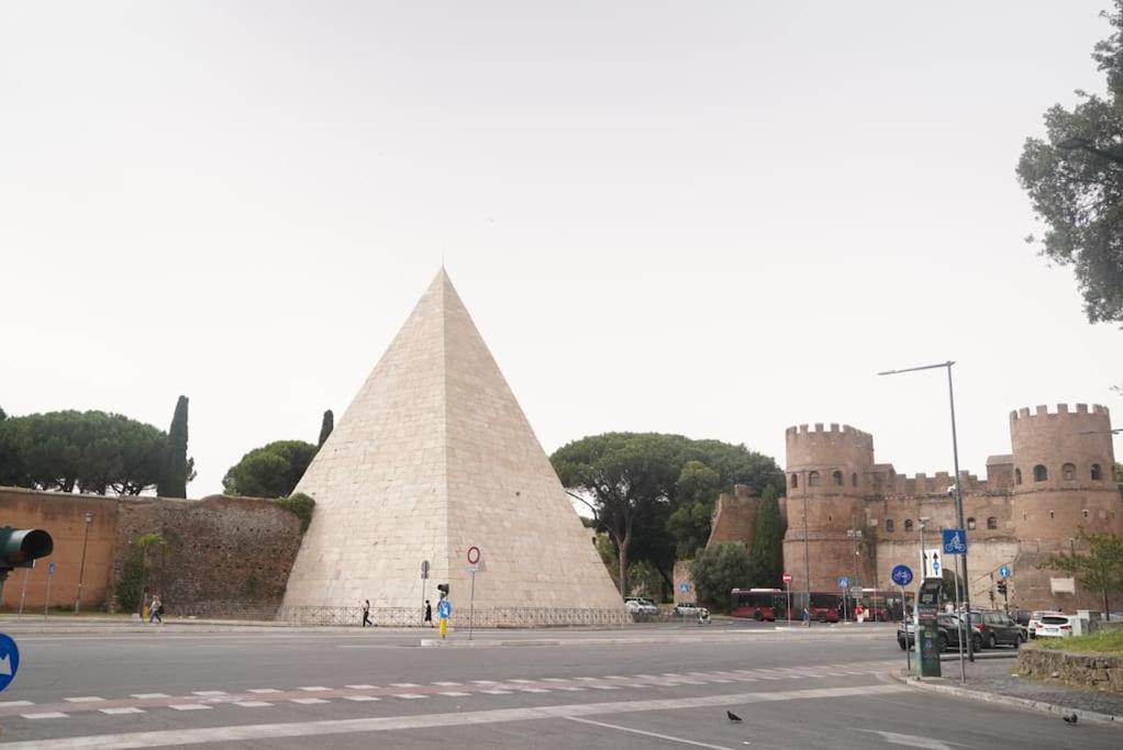 Domus Piramide