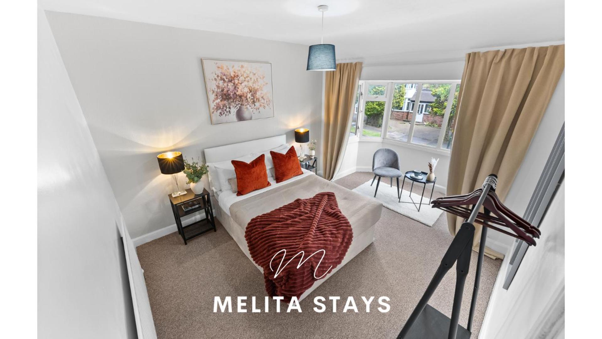 Stunning 5 bedroom home with garden and parking view 4