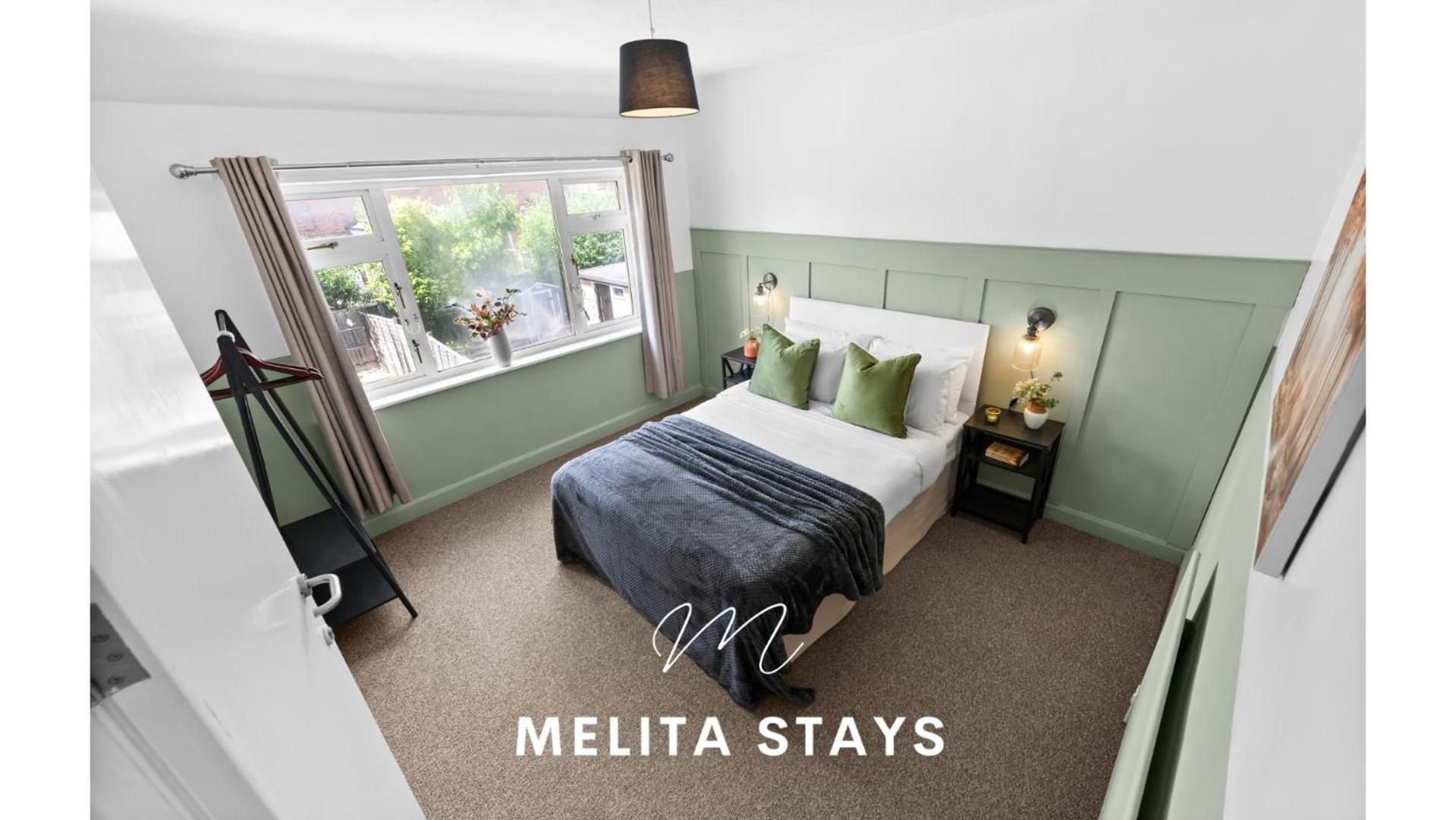 Stunning 5 bedroom home with garden and parking view 2
