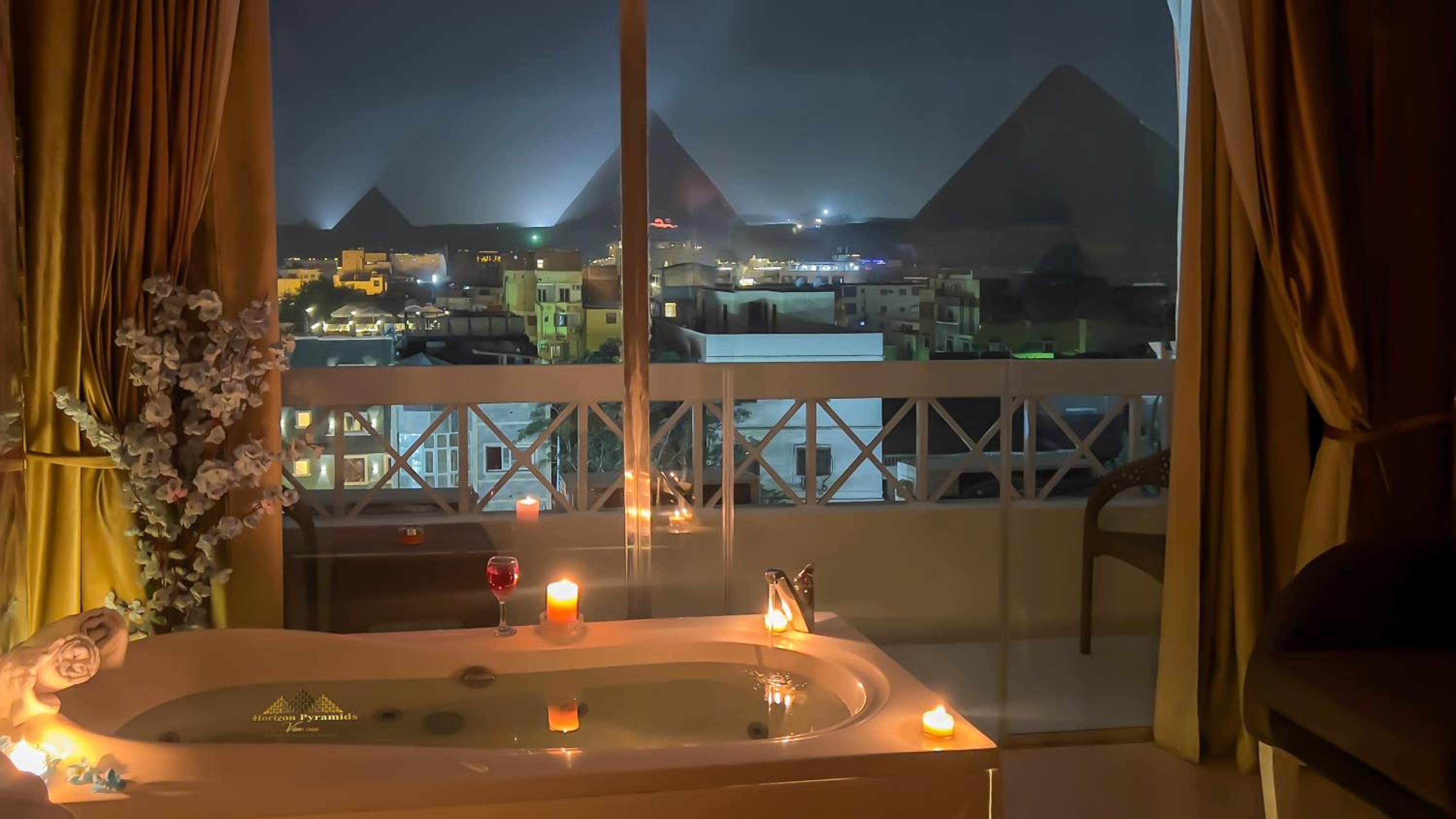 Horizon Pyramids View inn
