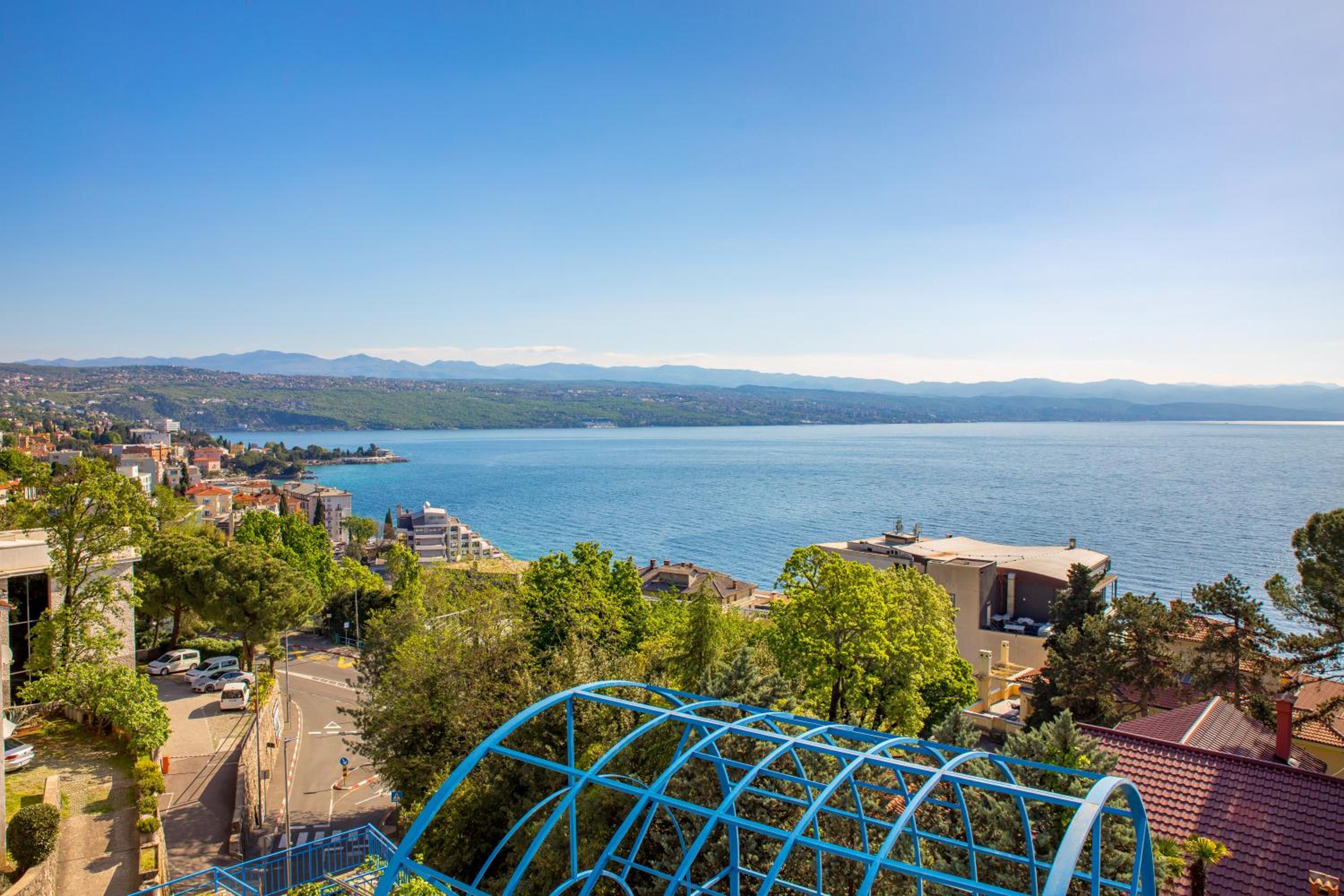 Ocean Blue Apartment - 50m to the sea