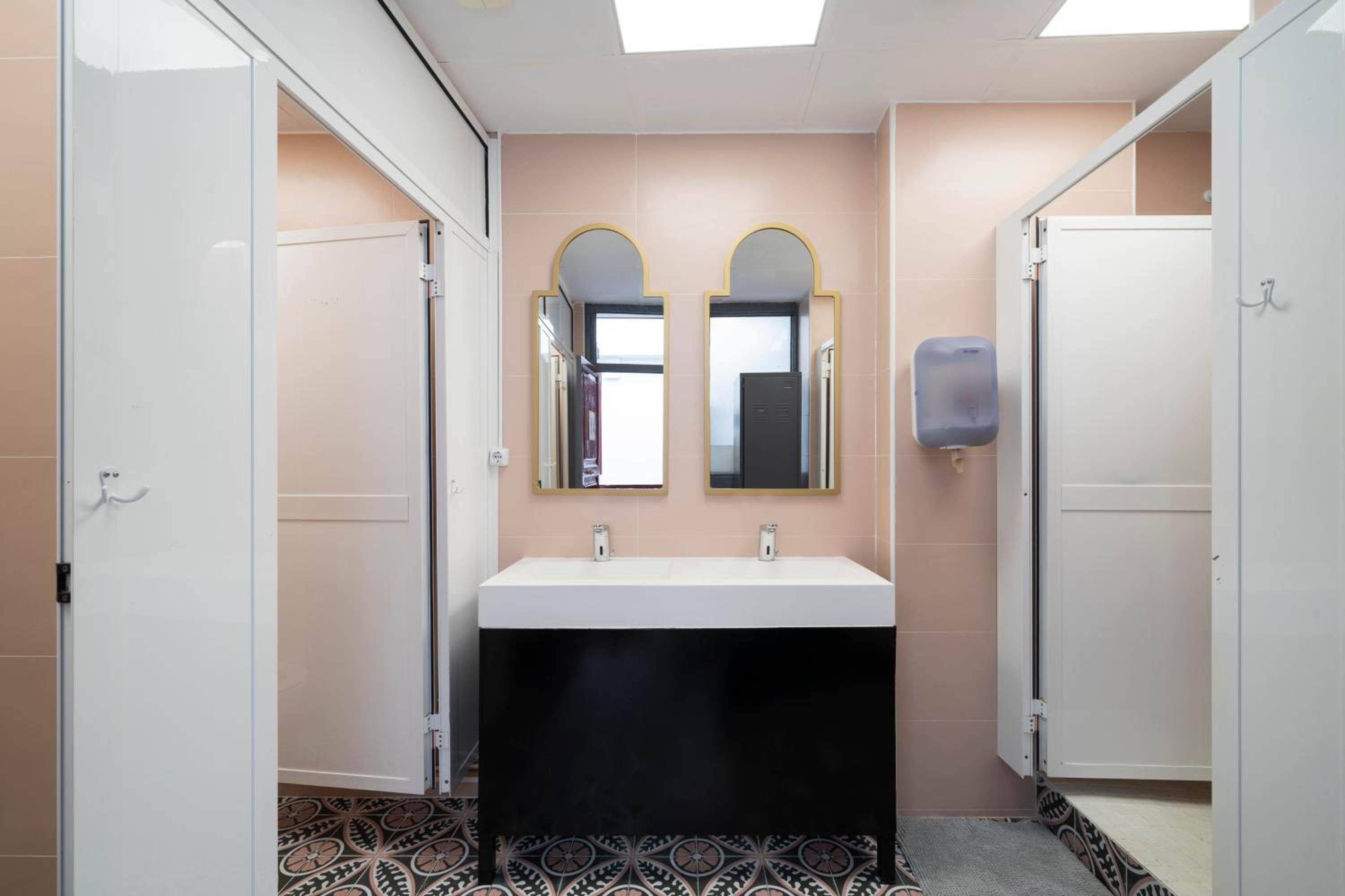 Home Youth Hostel by Feetup Hostels
