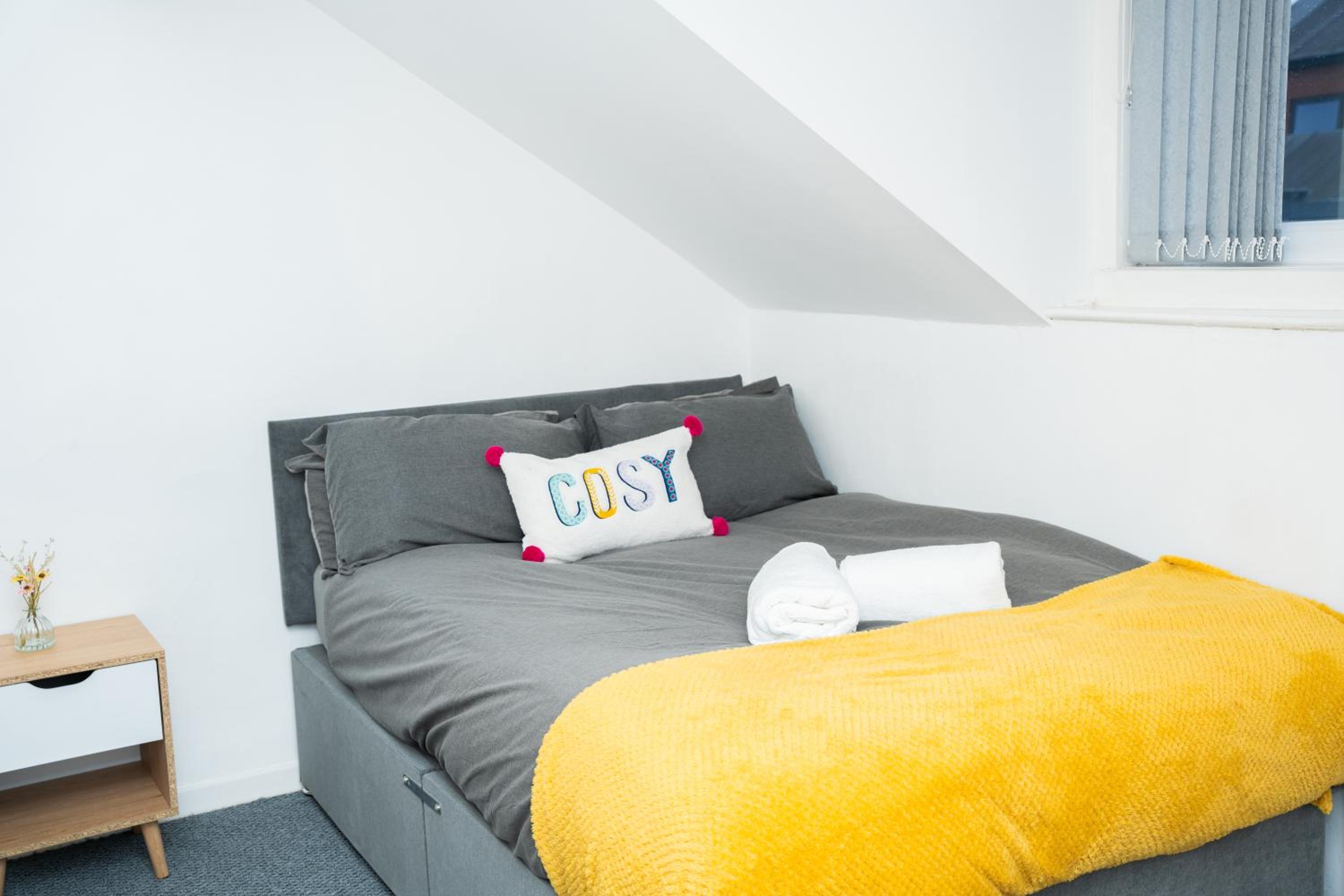 Leeds Large Townhouse Retreat Close to The City view 2