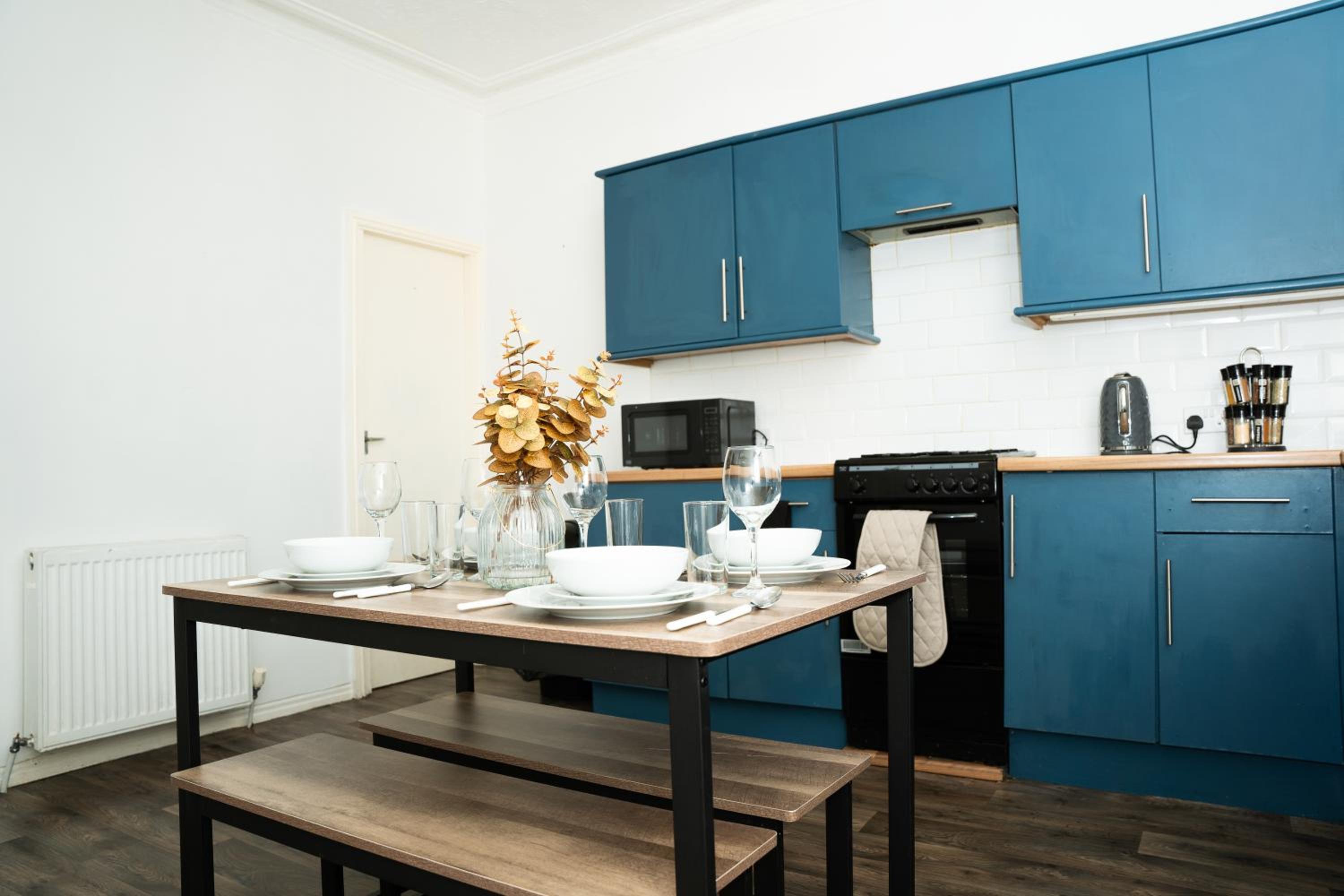 Leeds Large Townhouse Retreat Close to The City view 4