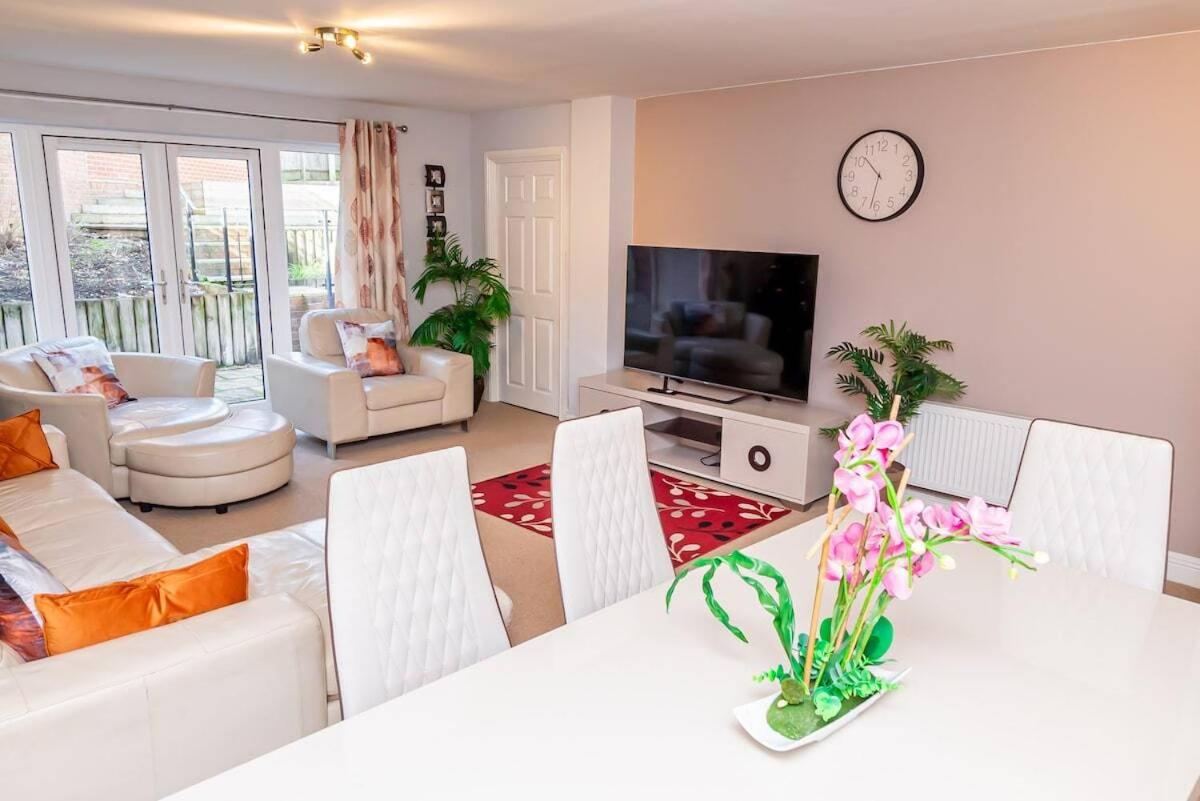 Spacious 4 Bed house with parking and garden at Reading view 2