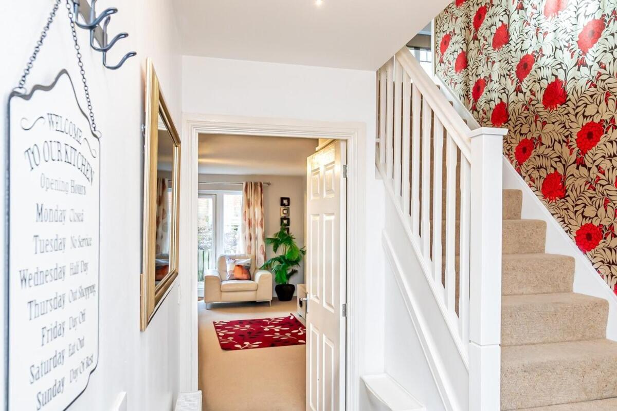 Spacious 4 Bed house with parking and garden at Reading view 3