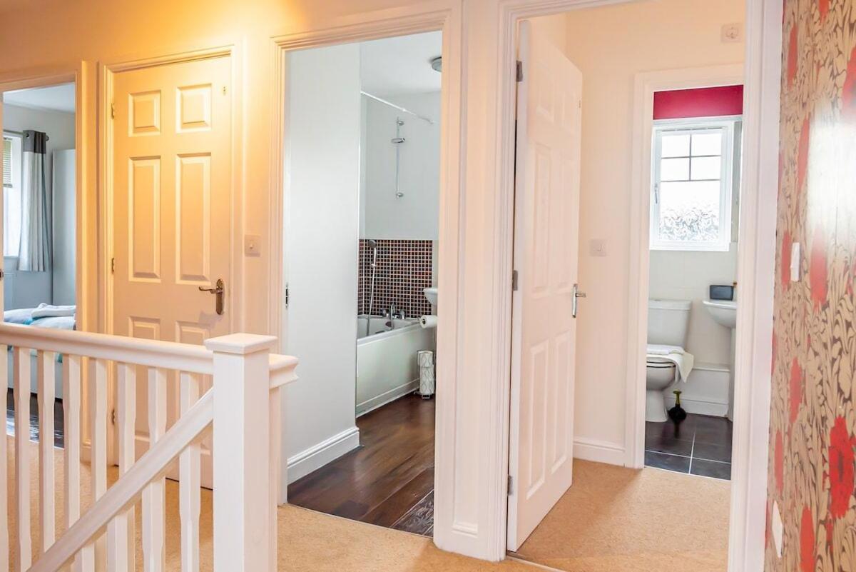 Spacious 4 Bed house with parking and garden at Reading view 5