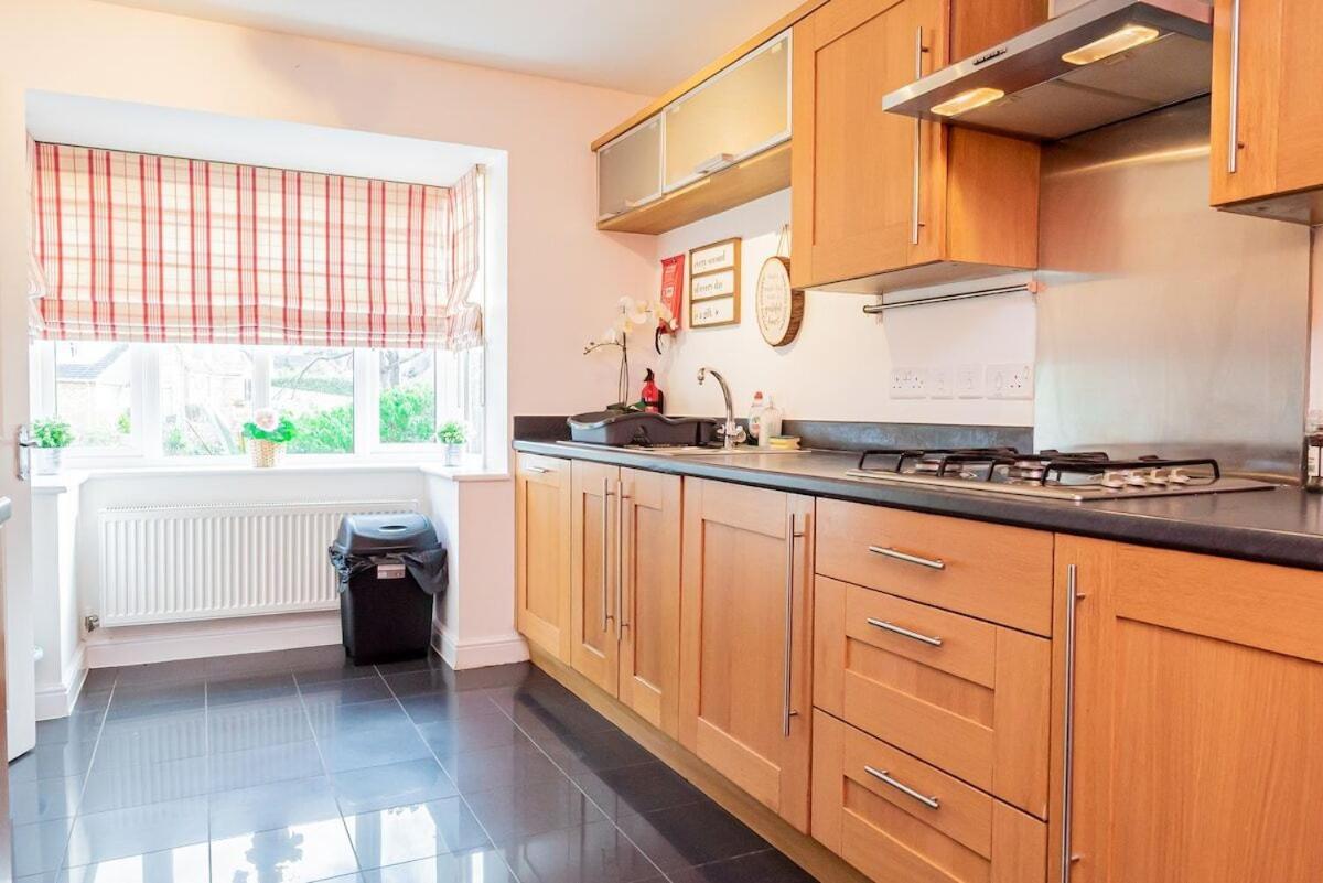 Spacious 4 Bed house with parking and garden at Reading view 4