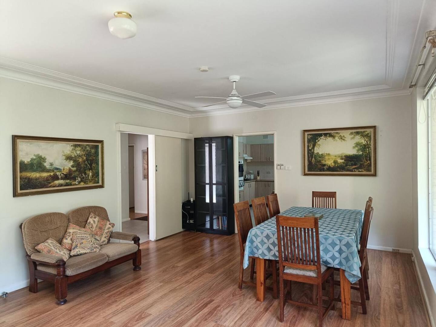 Comfortable Room in Peaceful and Spacious Beecroft Home B1