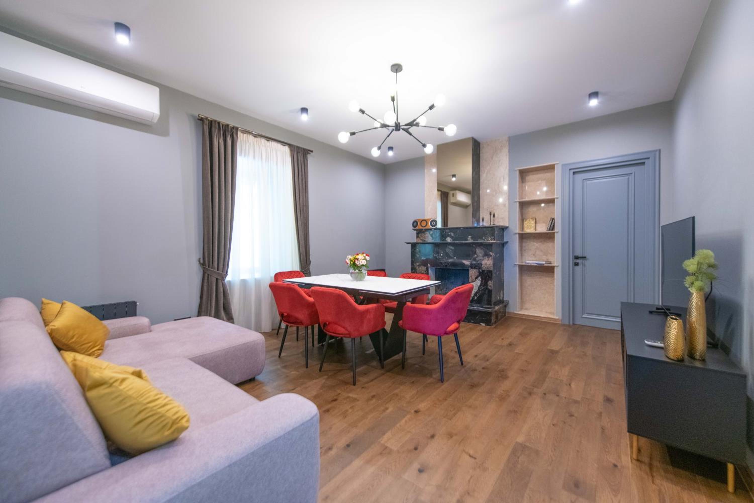 Central apartment with a swimming pool view 4