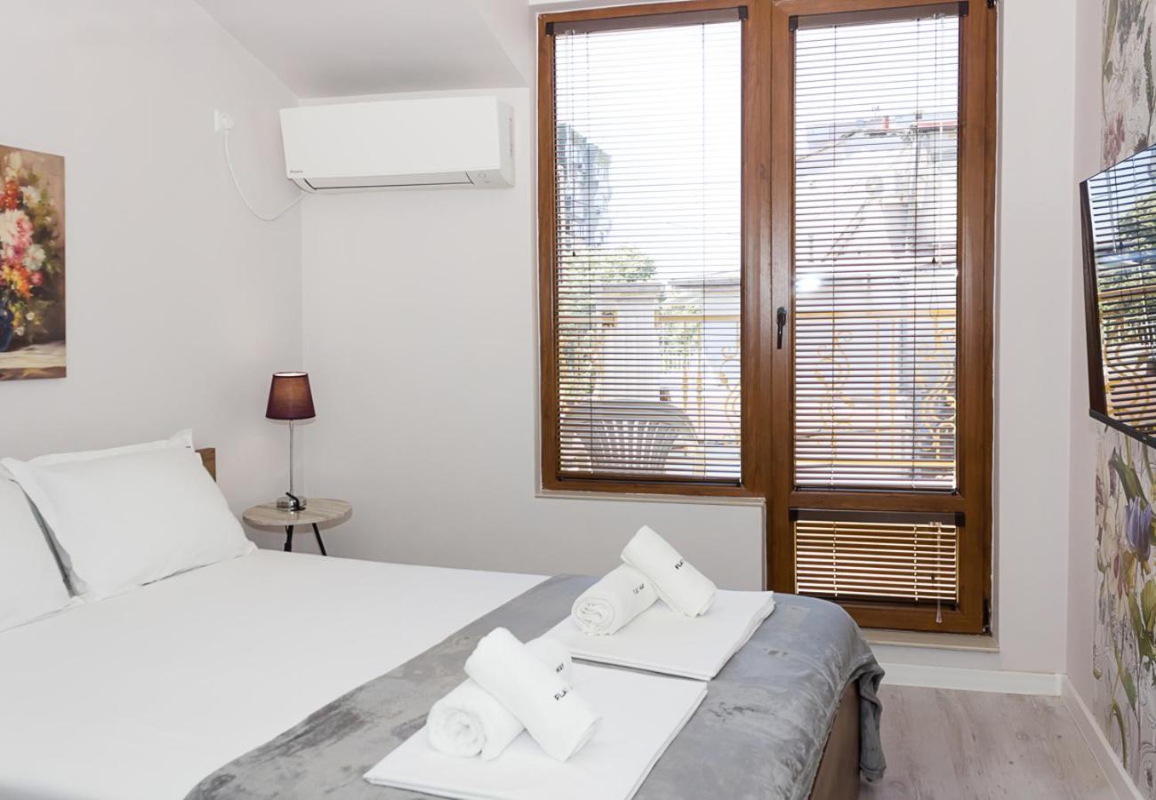 The Purplish 2-BD Apartment in Varna Center