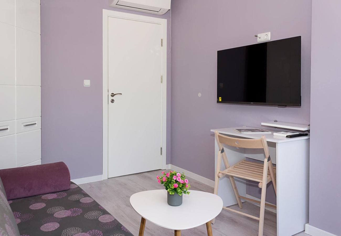 The Purplish 2-BD Apartment in Varna Center
