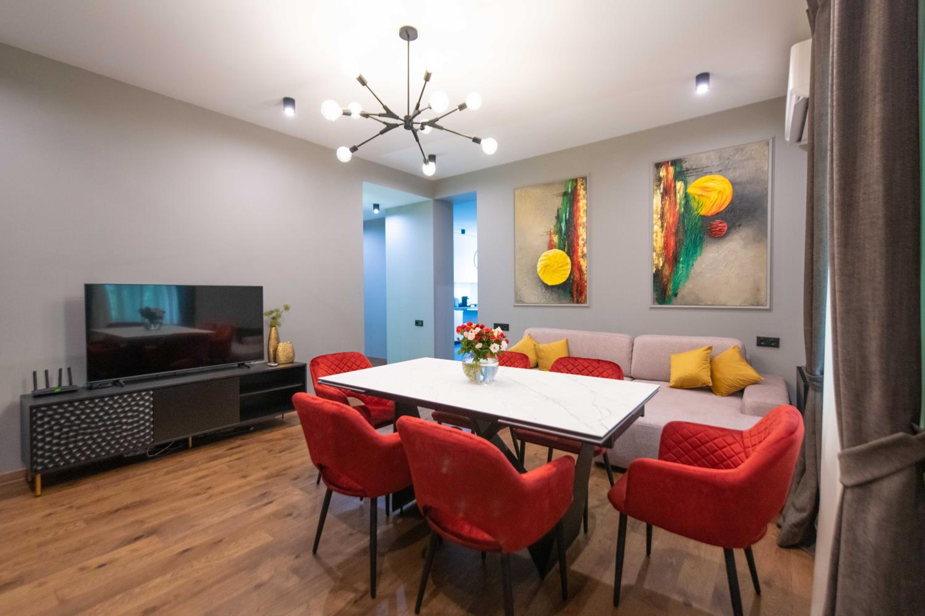 Central apartment with a swimming pool view 5