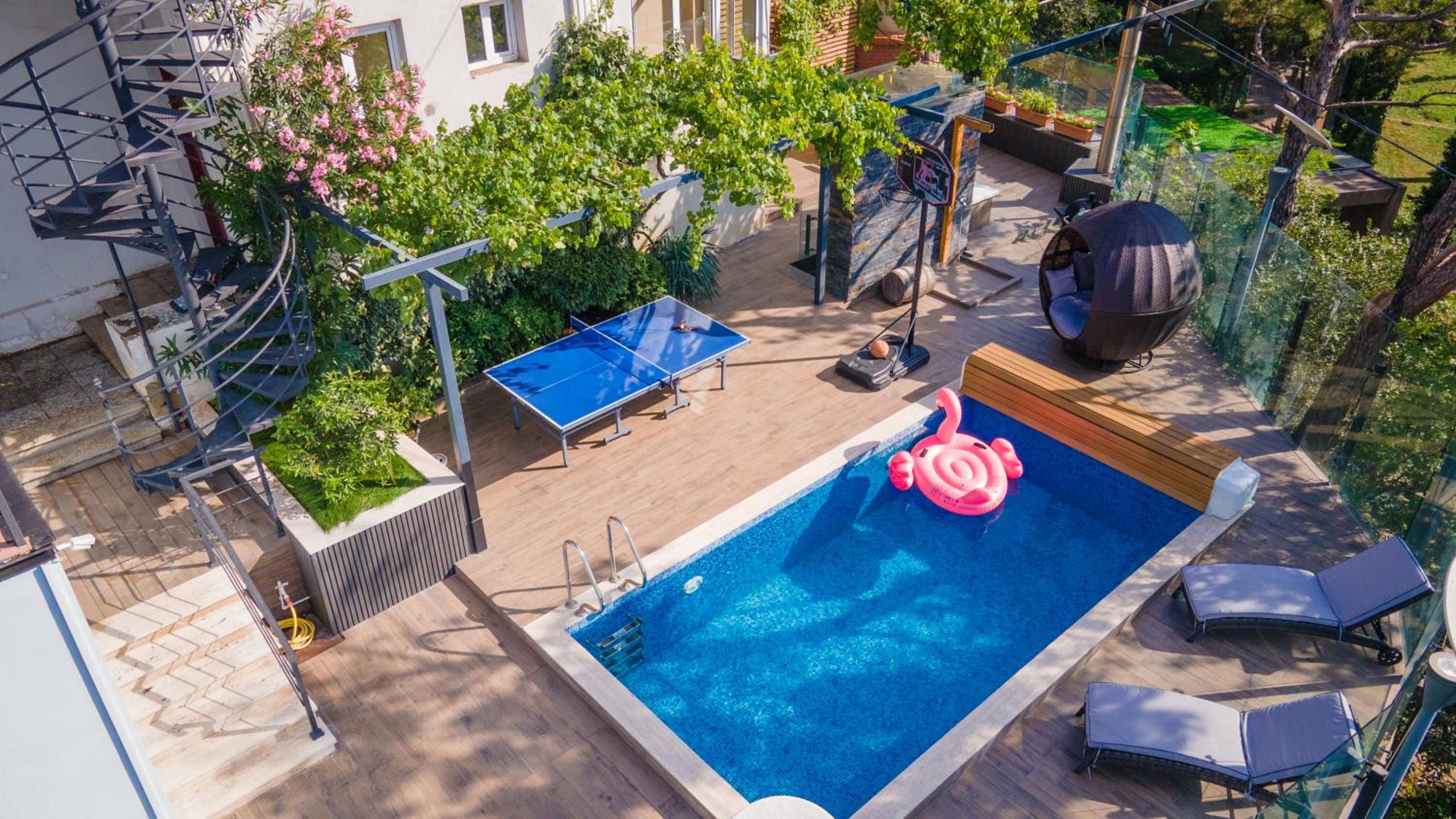 Central apartment with a swimming pool view 2