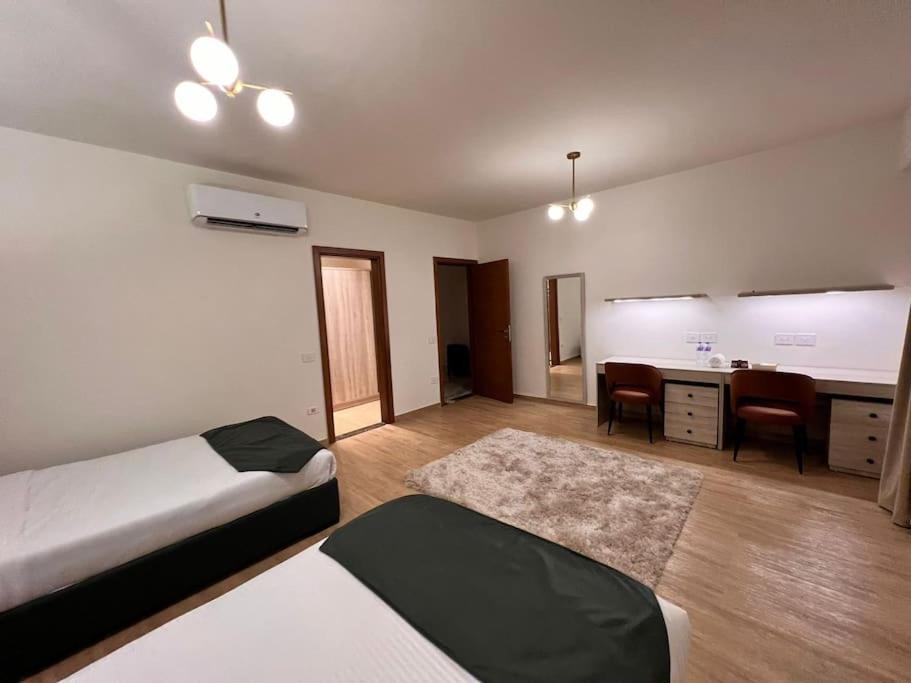 White Palace Double Room Private Bathroom 2