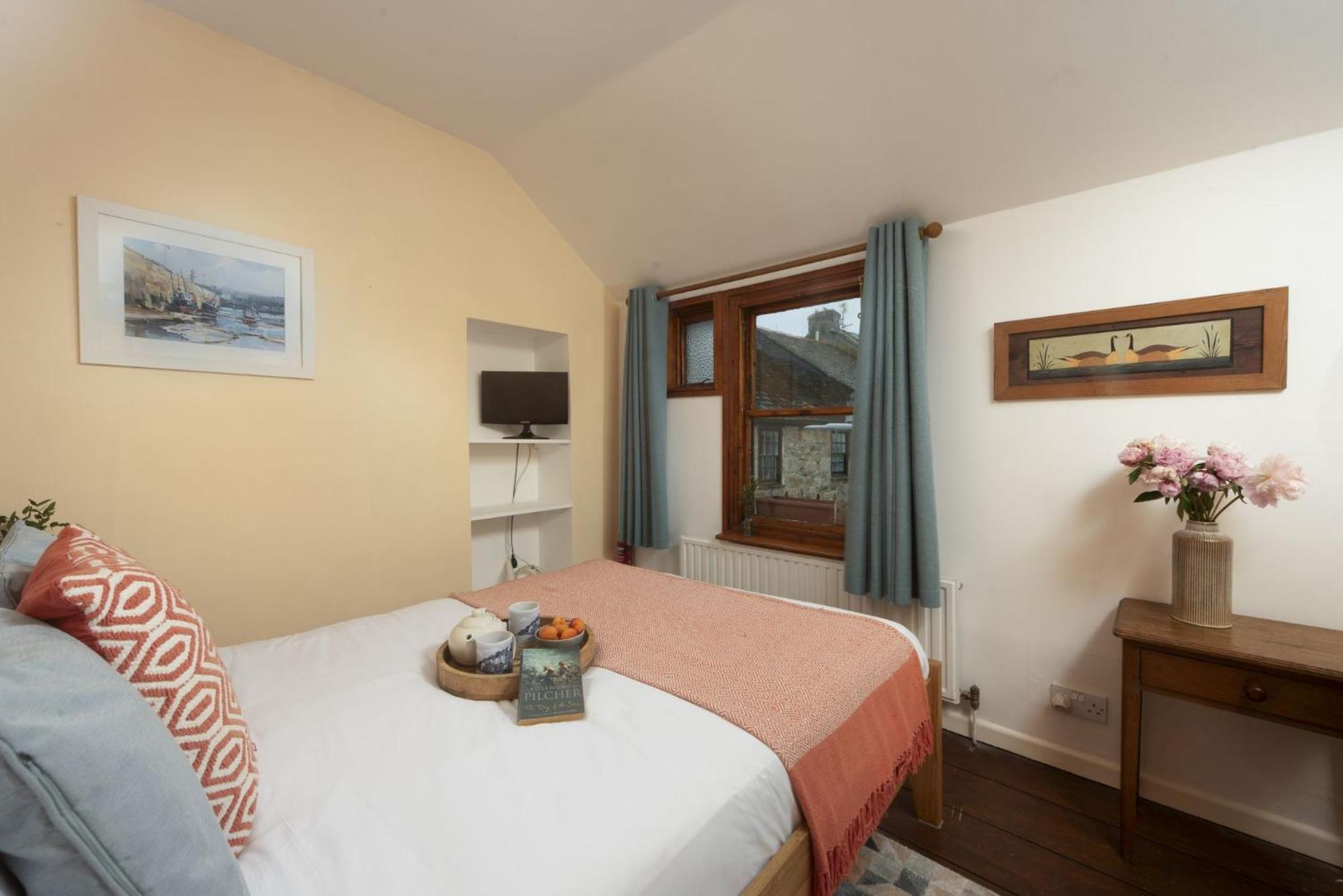 Cosy Cottage in St Ives, Wi-Fi, Pets Accepted view 3