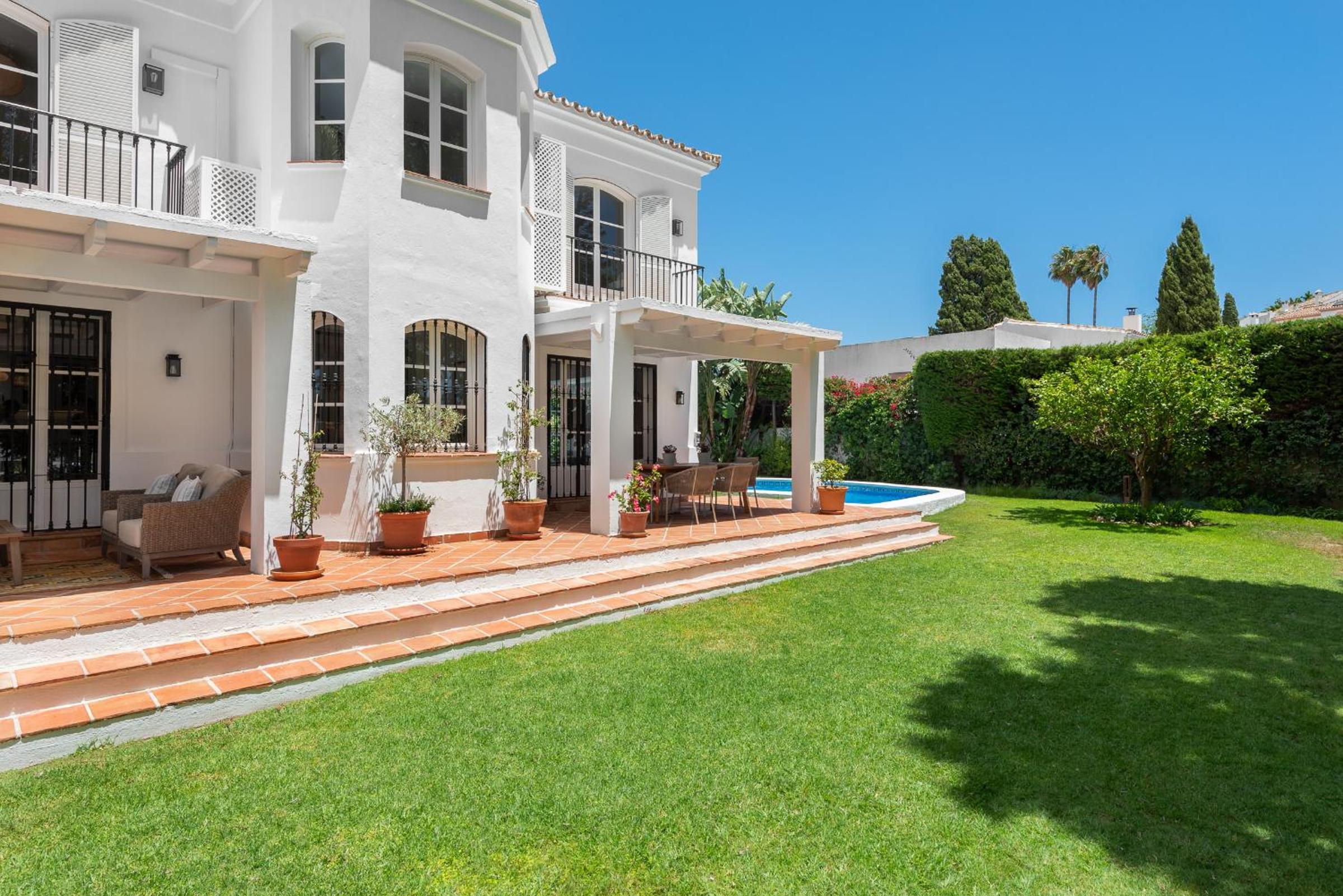 Luxury House with Private Pool and Stunning Interiors