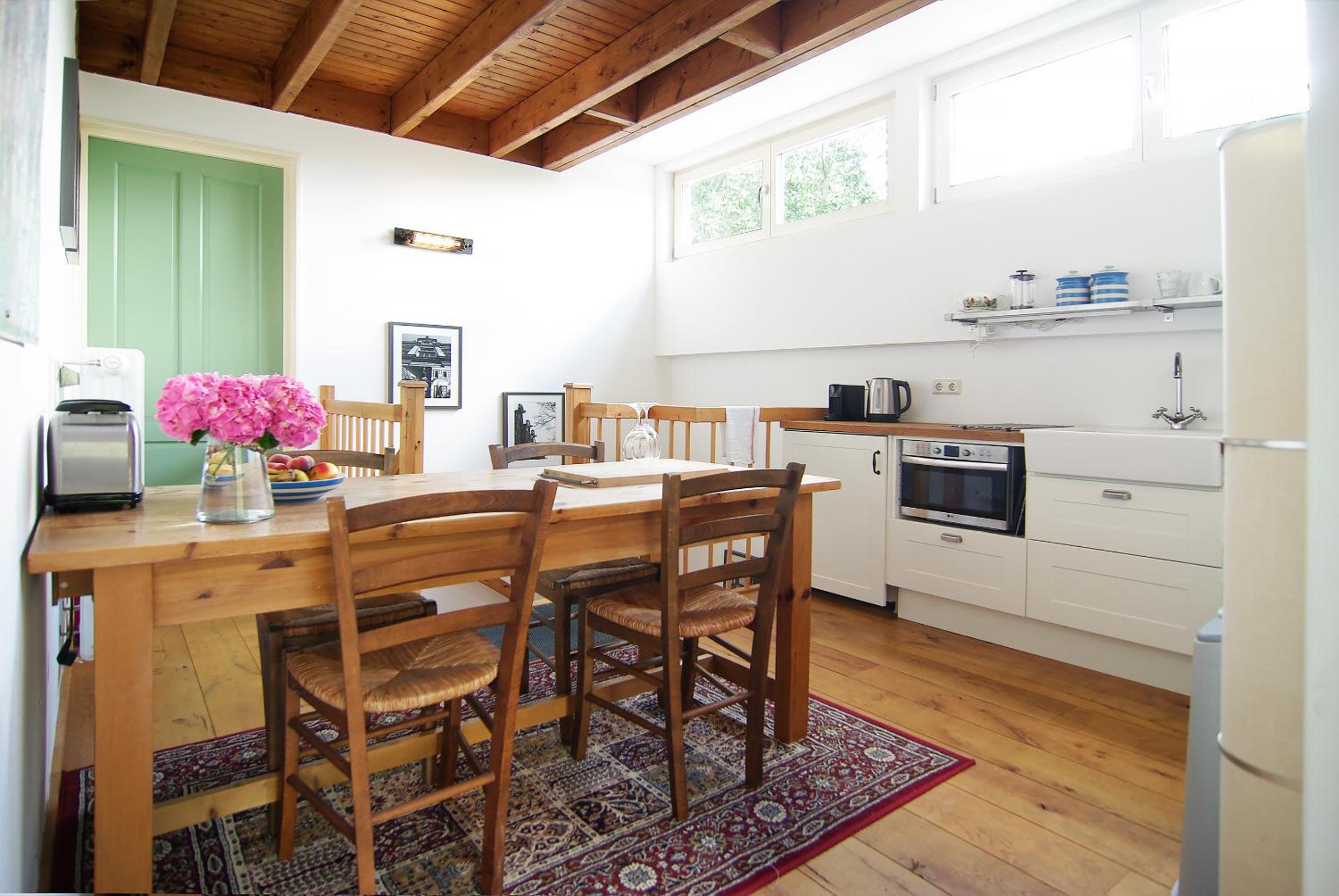 Tranquil wooden house with free parking