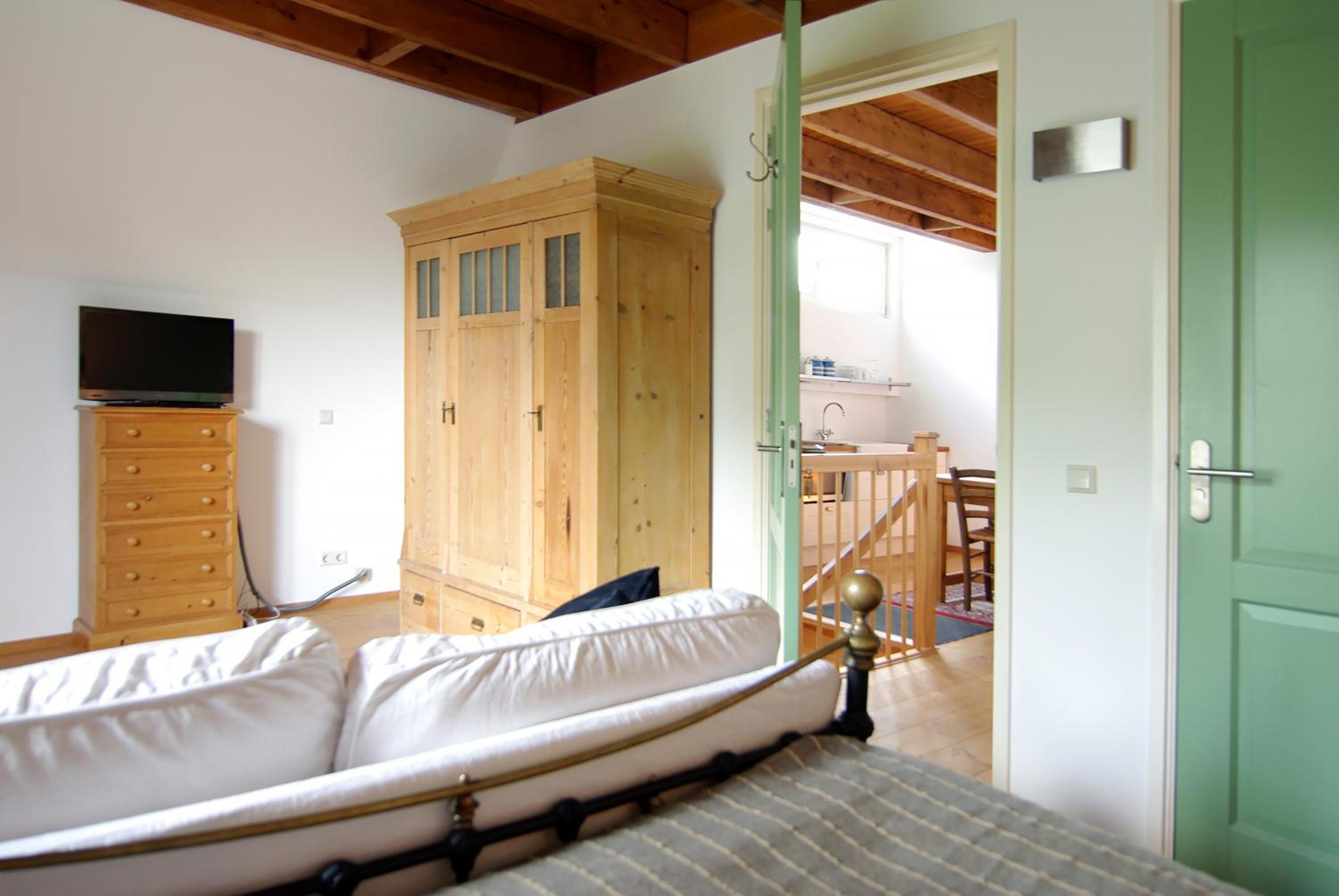 Tranquil wooden house with free parking