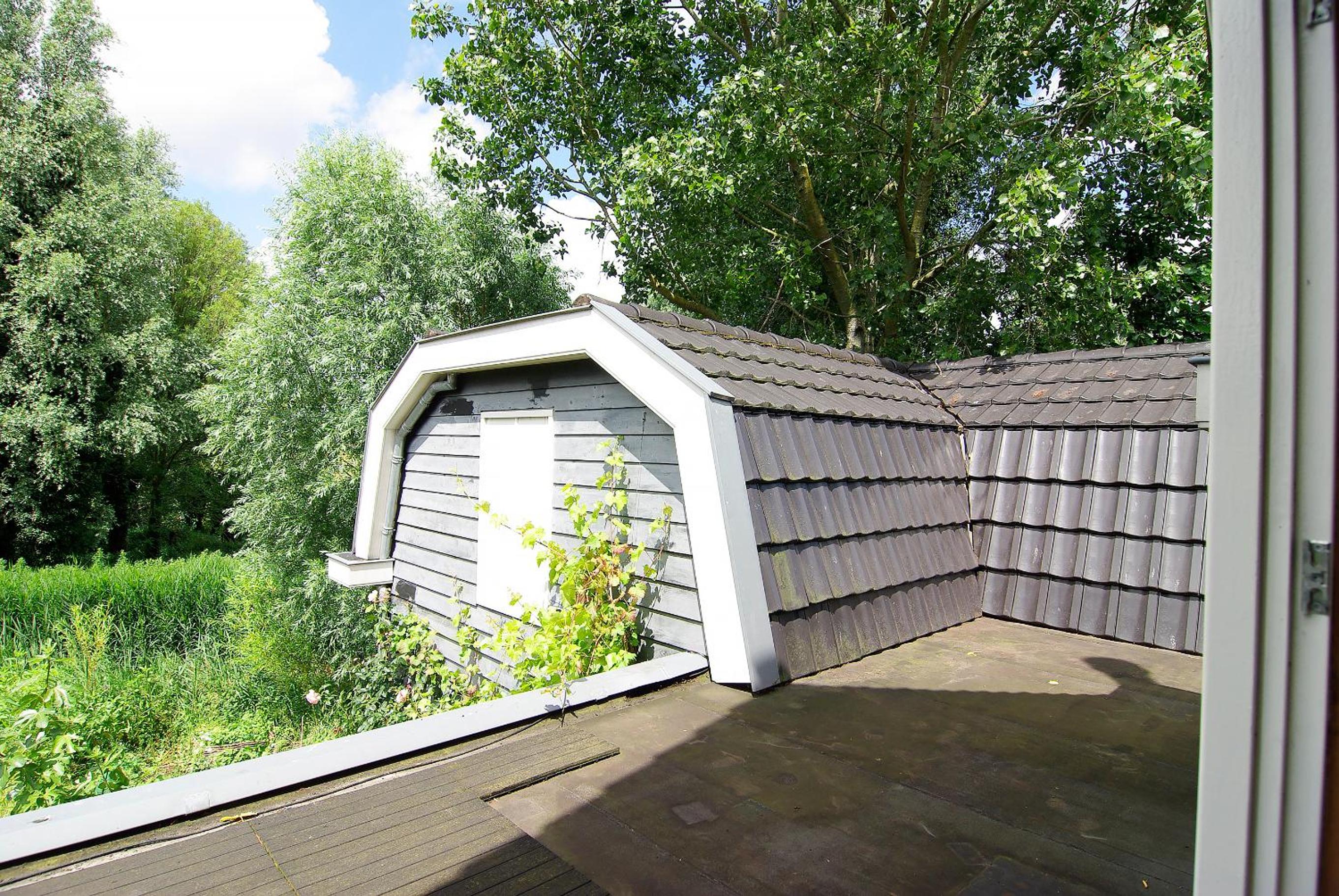 Tranquil wooden house with free parking