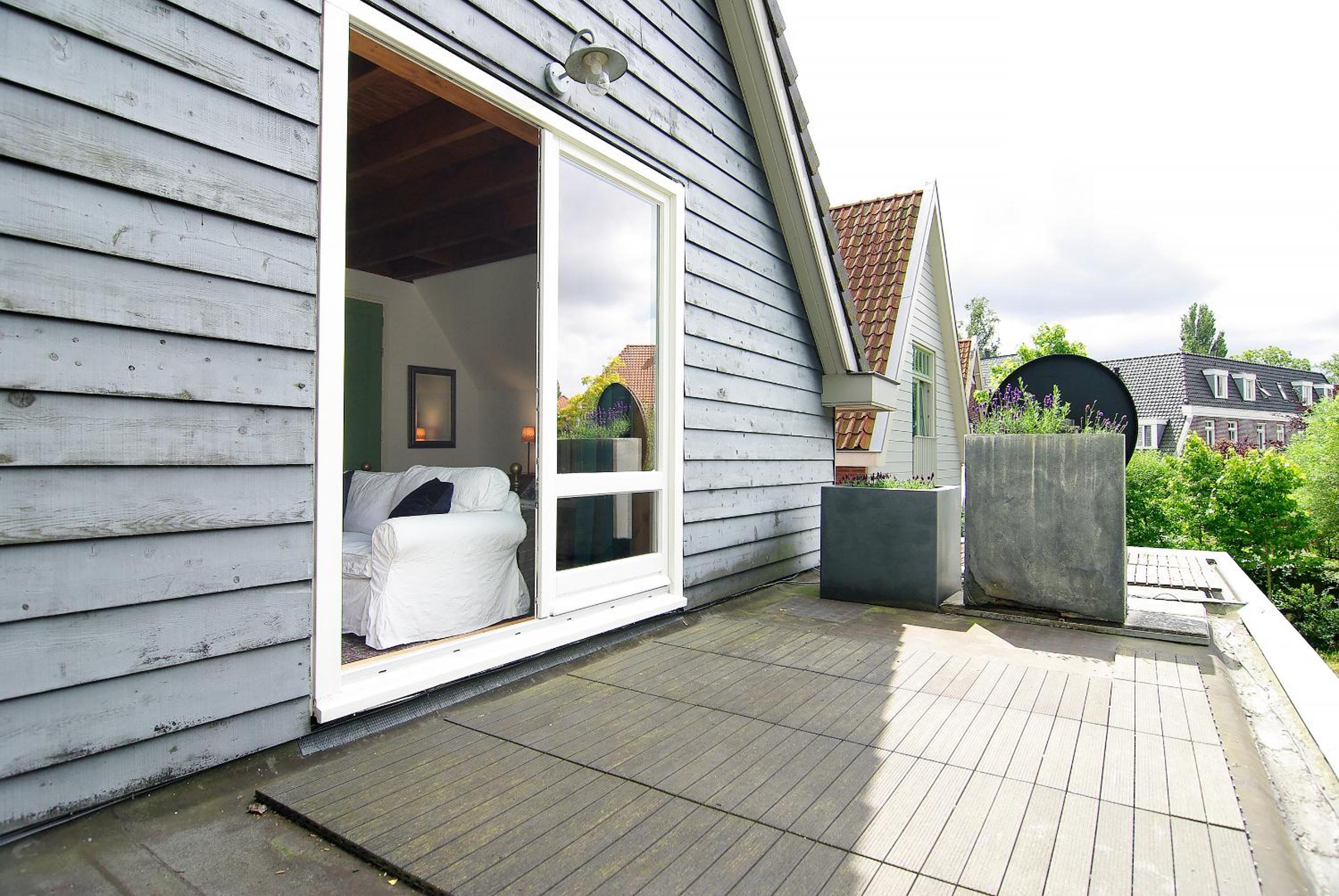 Tranquil wooden house with free parking