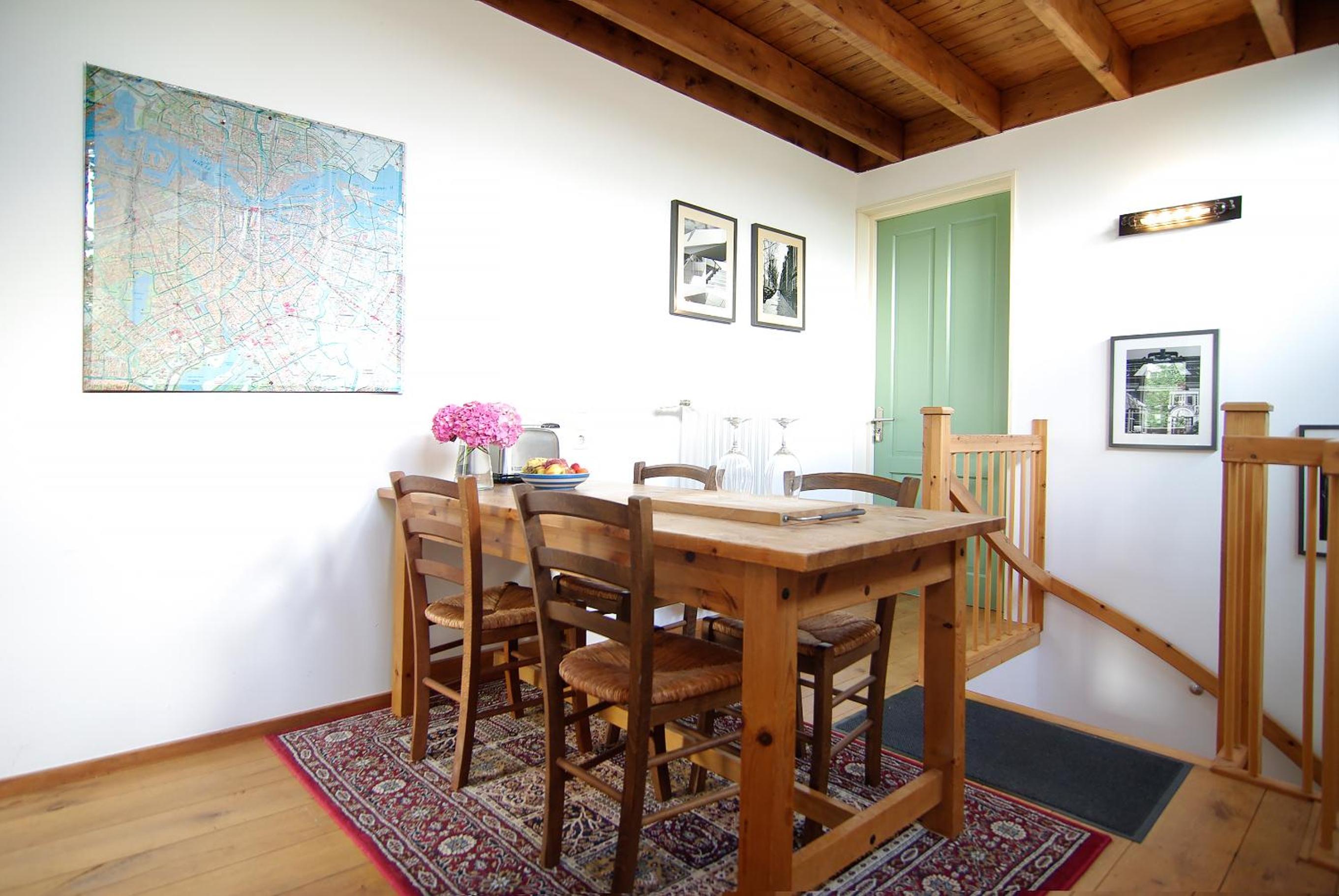 Tranquil wooden house with free parking