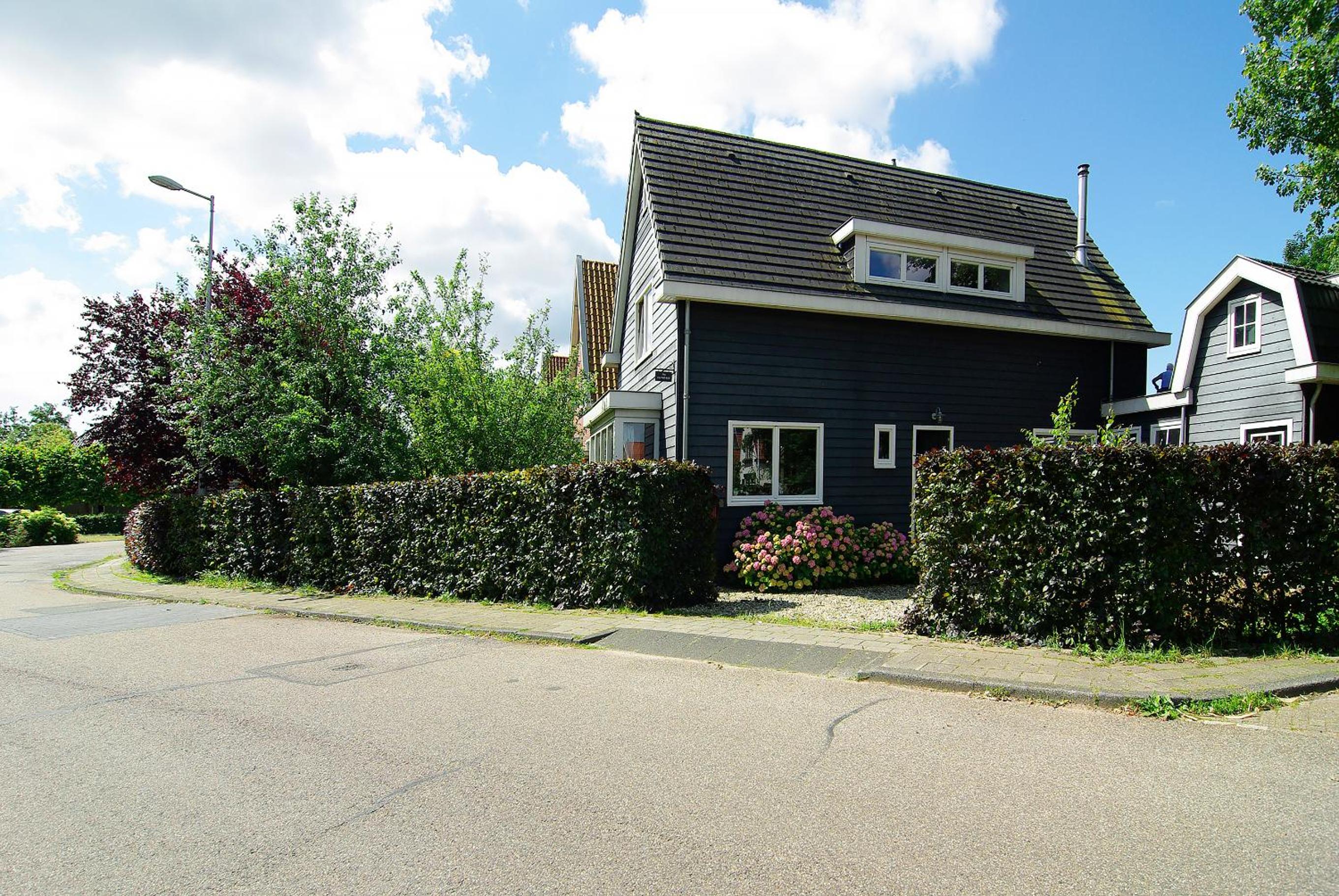 Tranquil wooden house with free parking