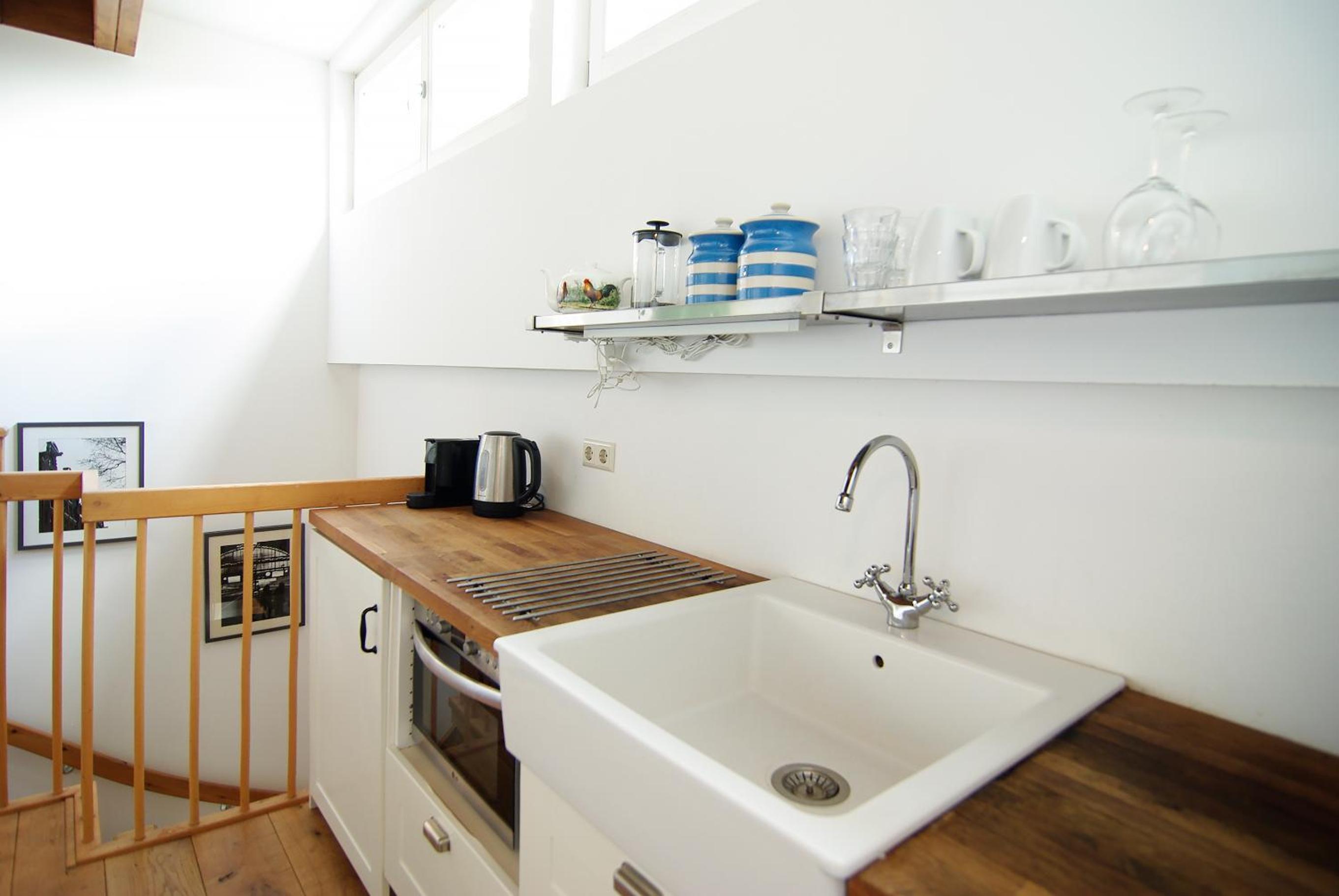 Tranquil wooden house with free parking