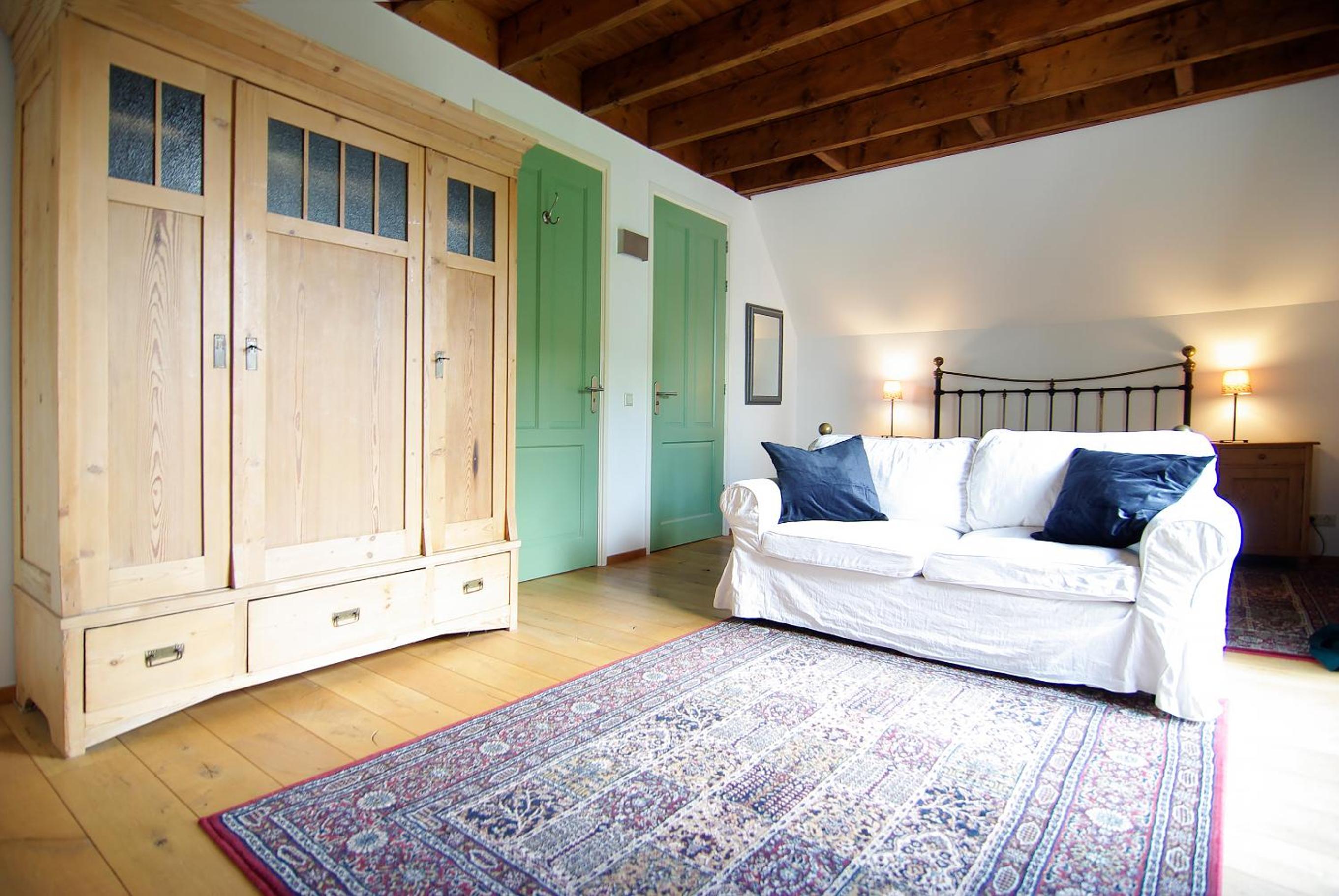 Tranquil wooden house with free parking
