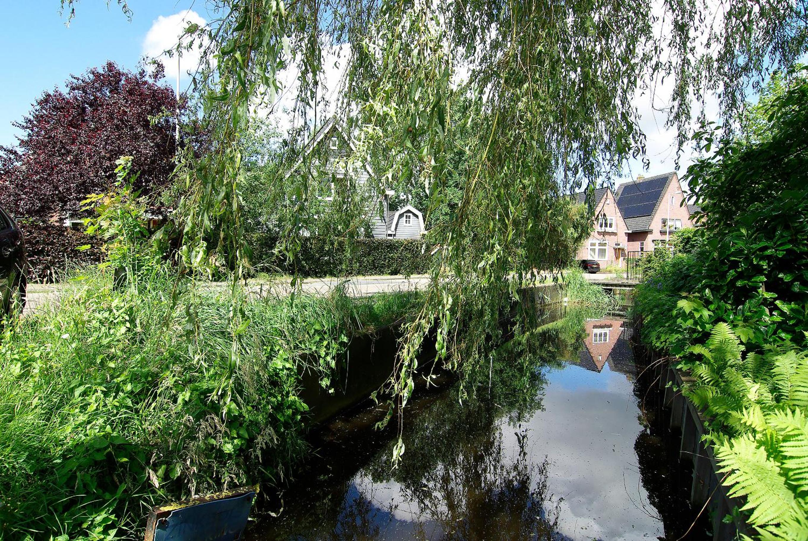 Tranquil wooden house with free parking