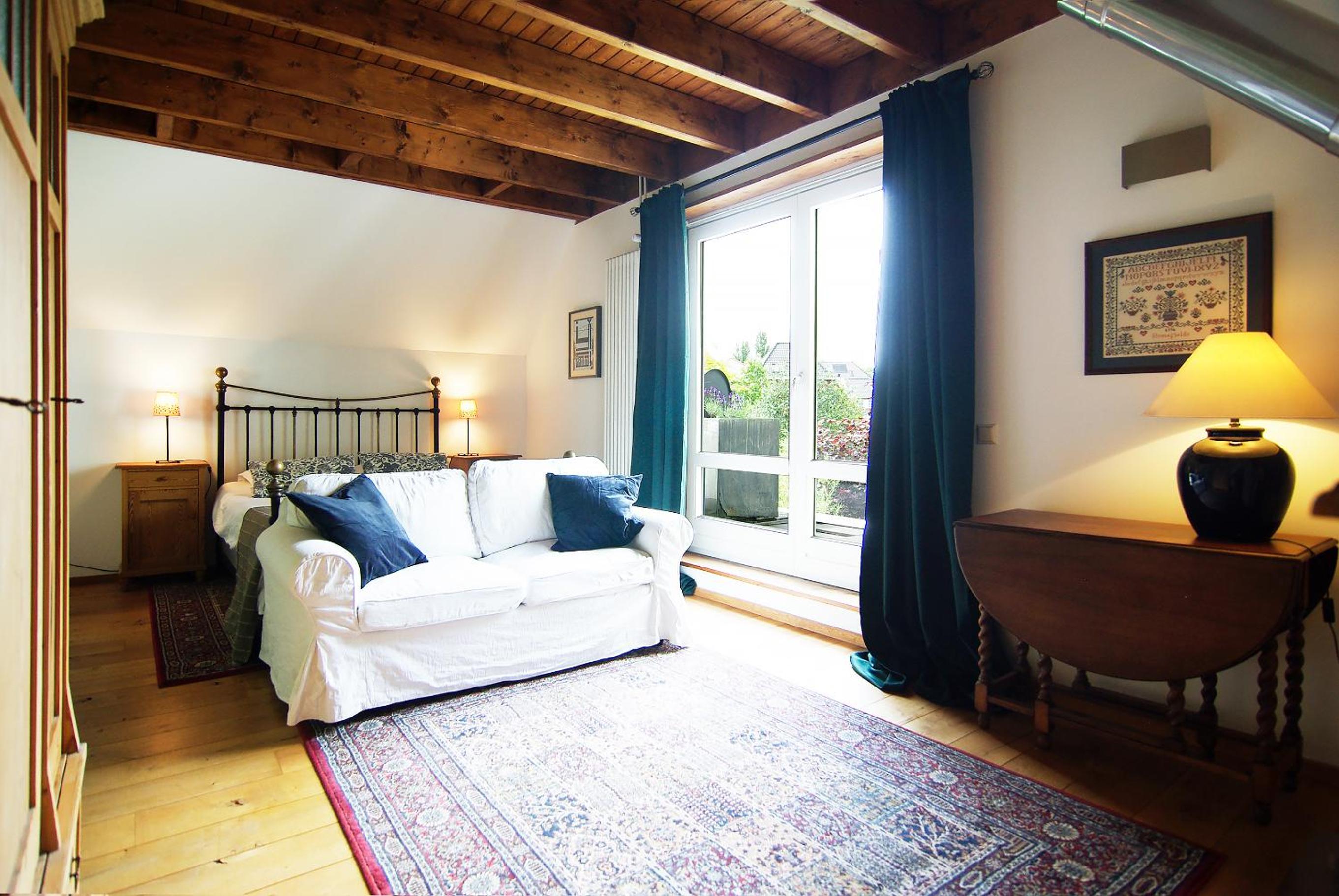 Tranquil wooden house with free parking