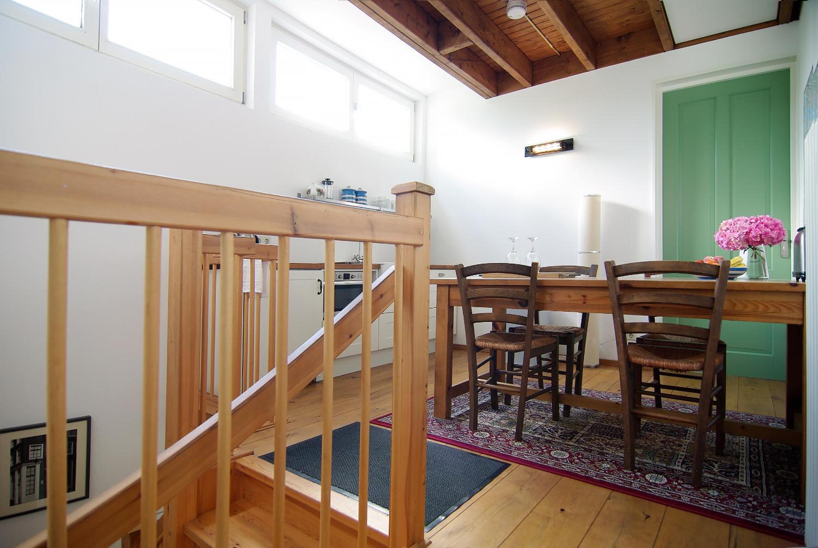 Tranquil wooden house with free parking