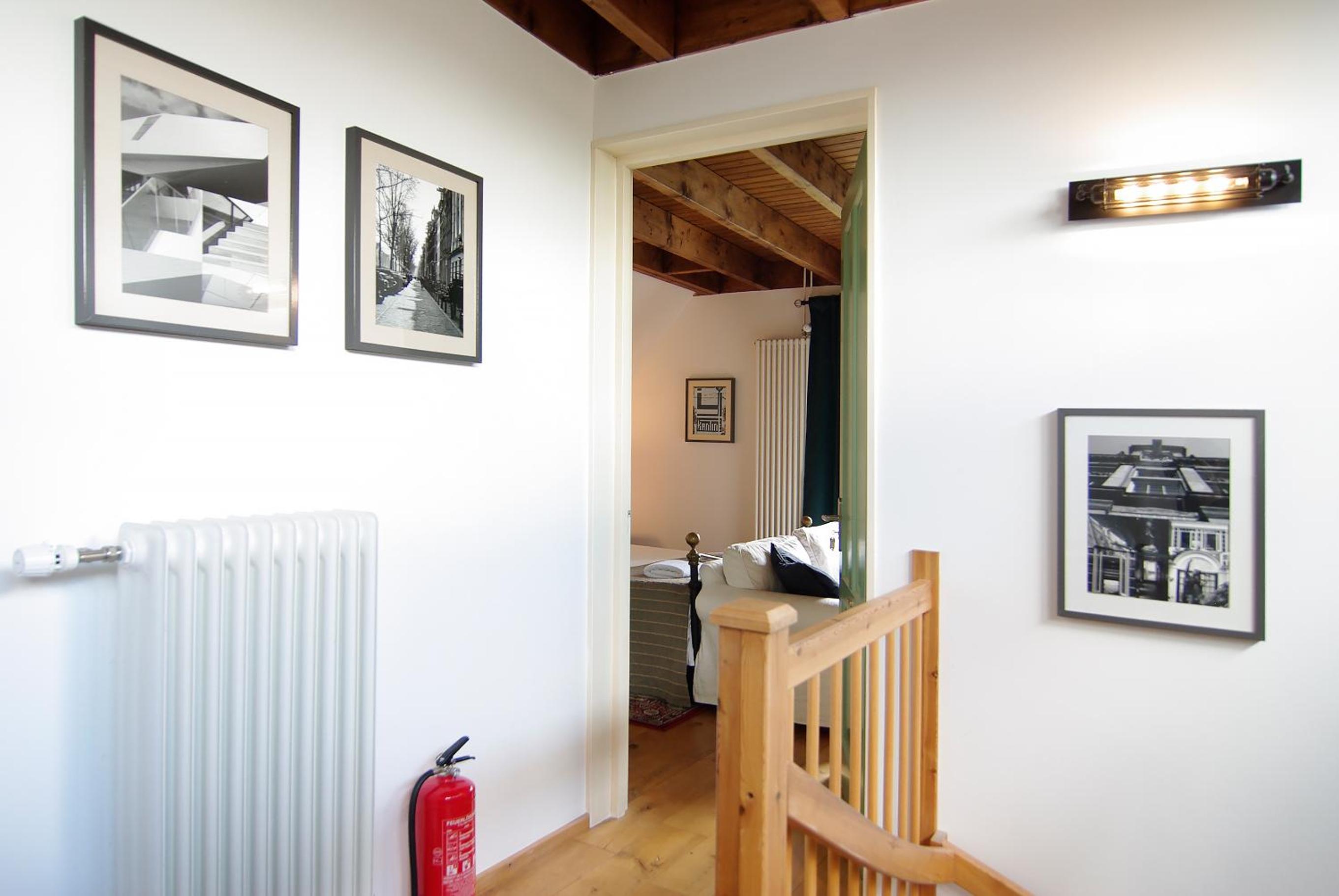 Tranquil wooden house with free parking