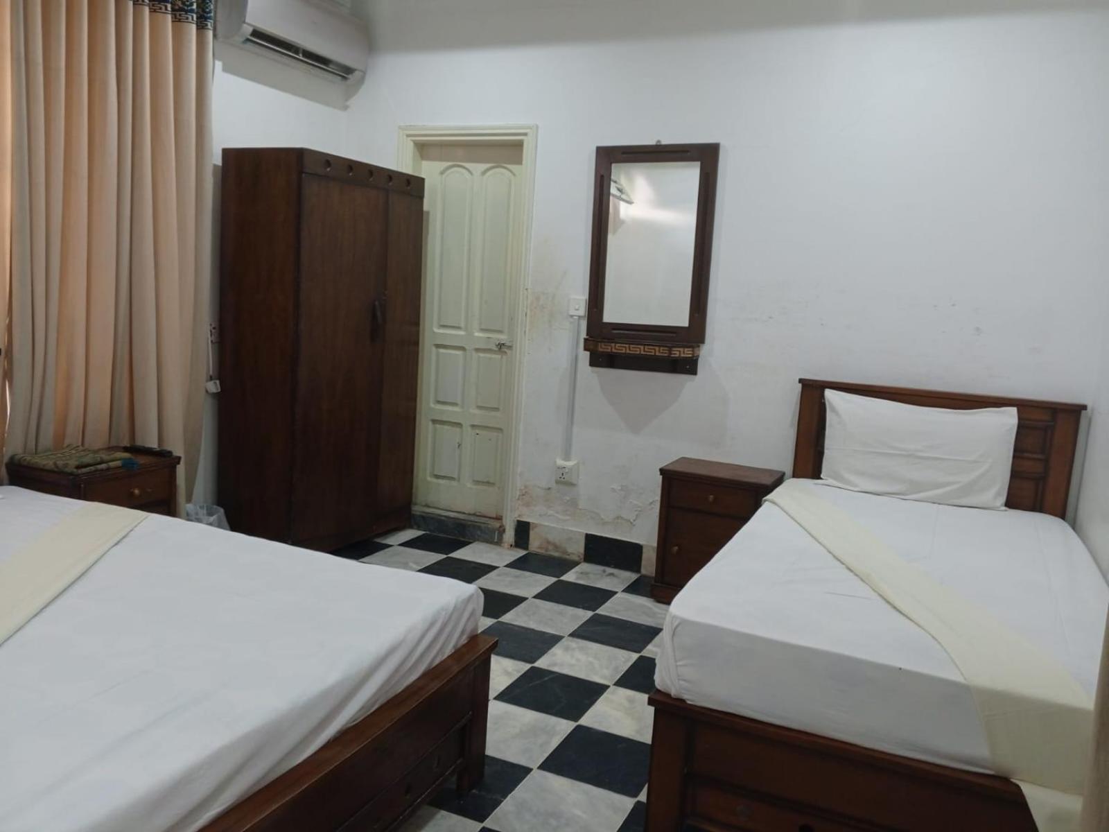Royal Grand Guest House Only For Families Islamabad view 4
