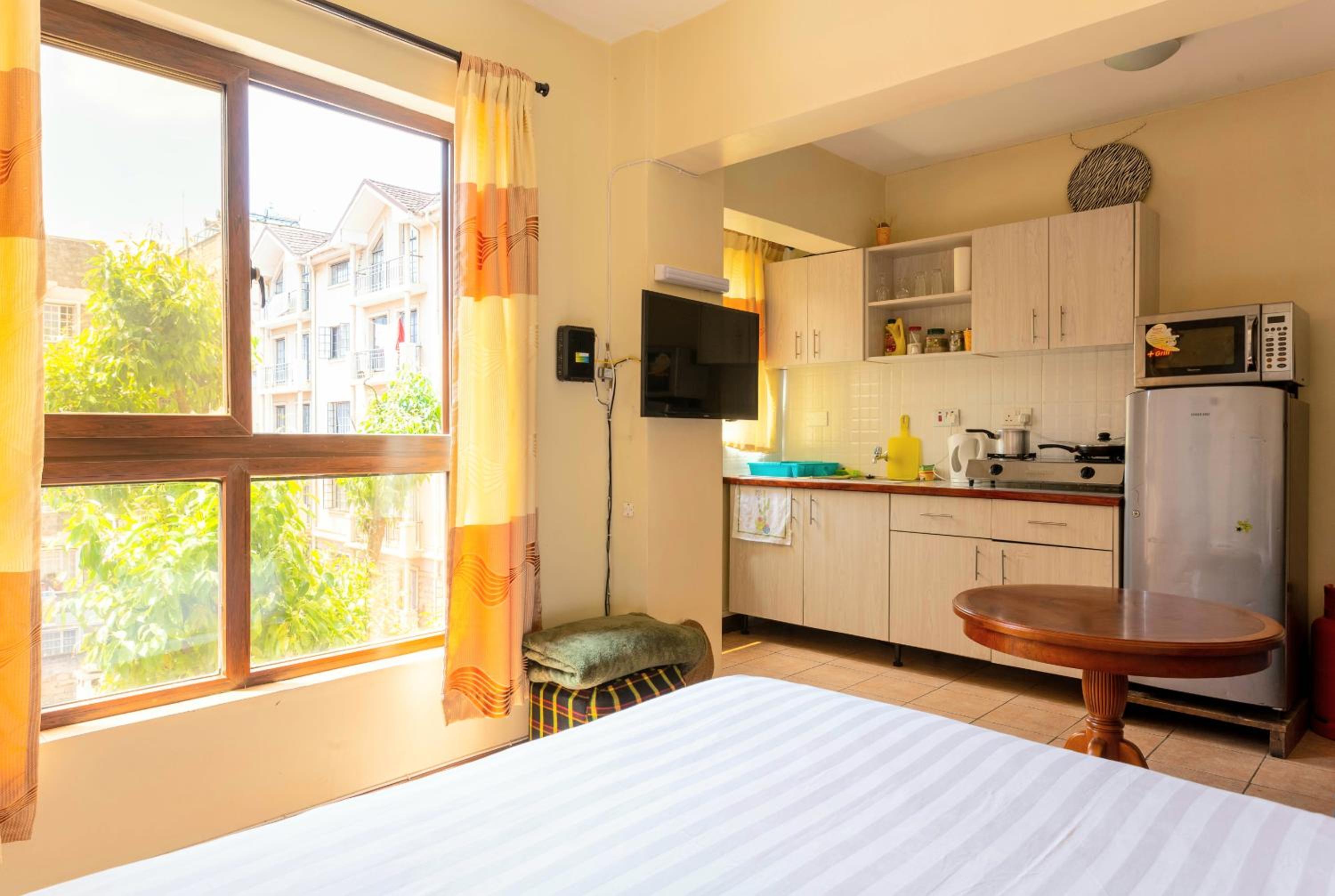 Studio Near Westlands & CBD Nairobi with Rooftop Pool view 4