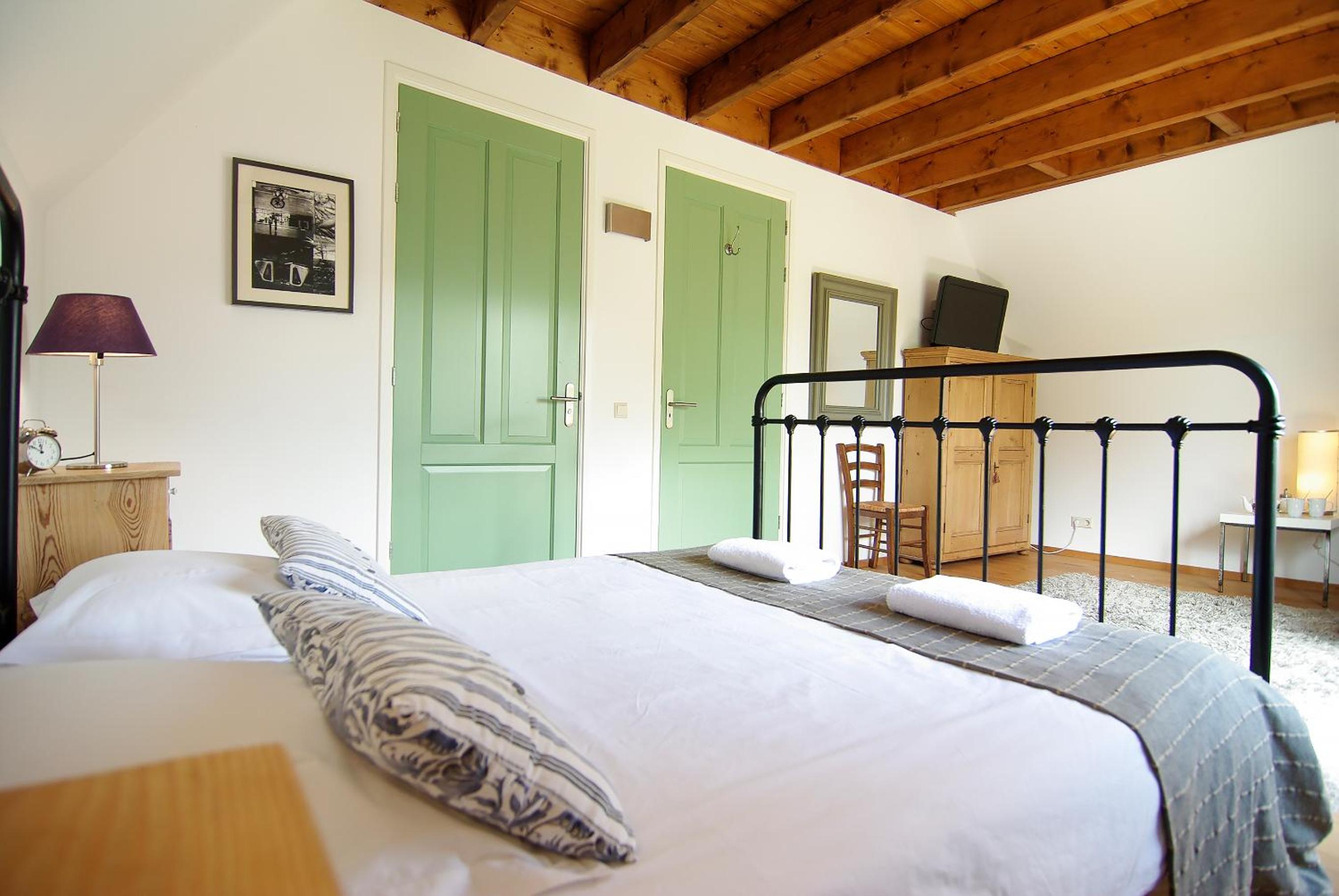 Tranquil wooden house with free parking photo 2