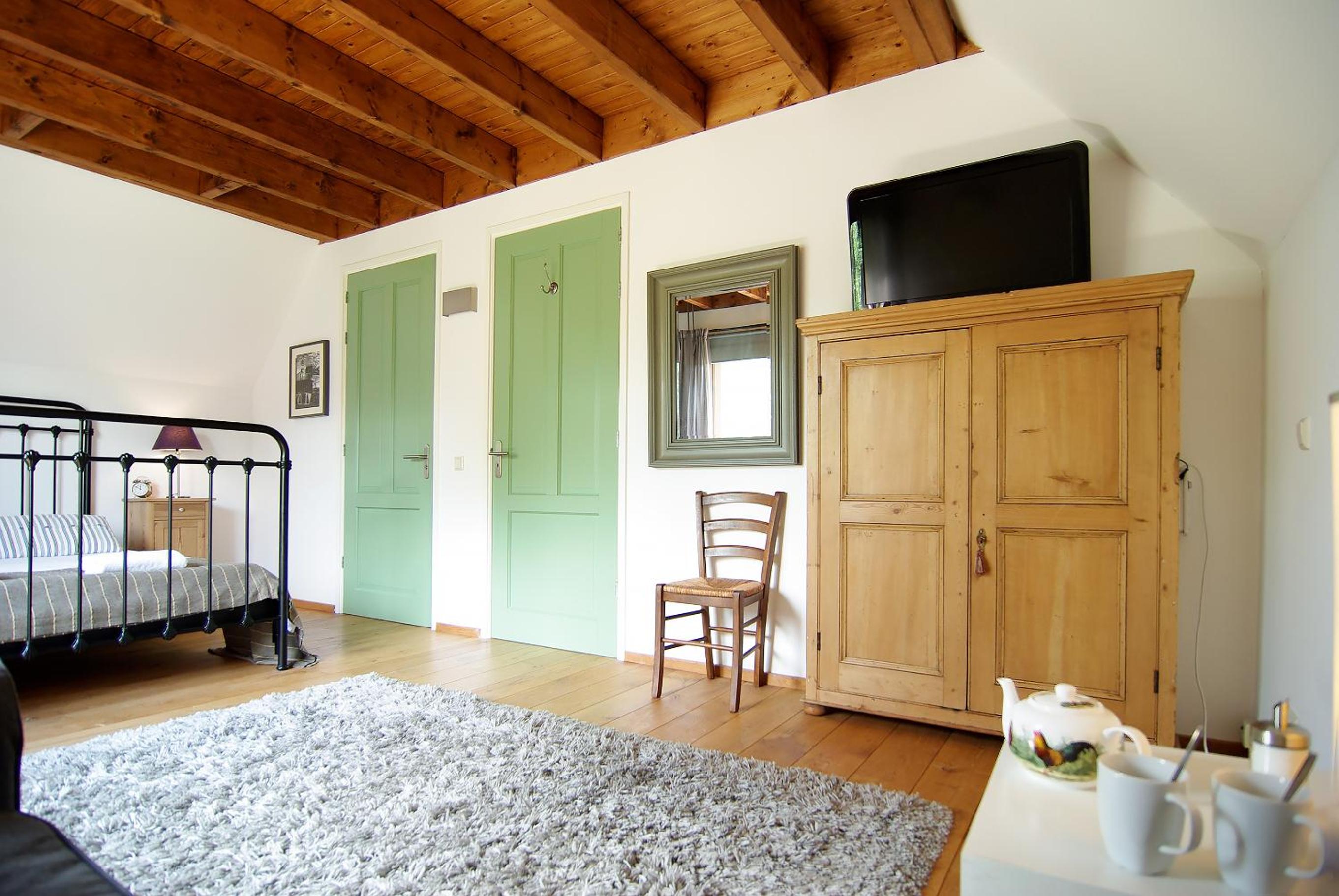 Tranquil wooden house with free parking photo 4