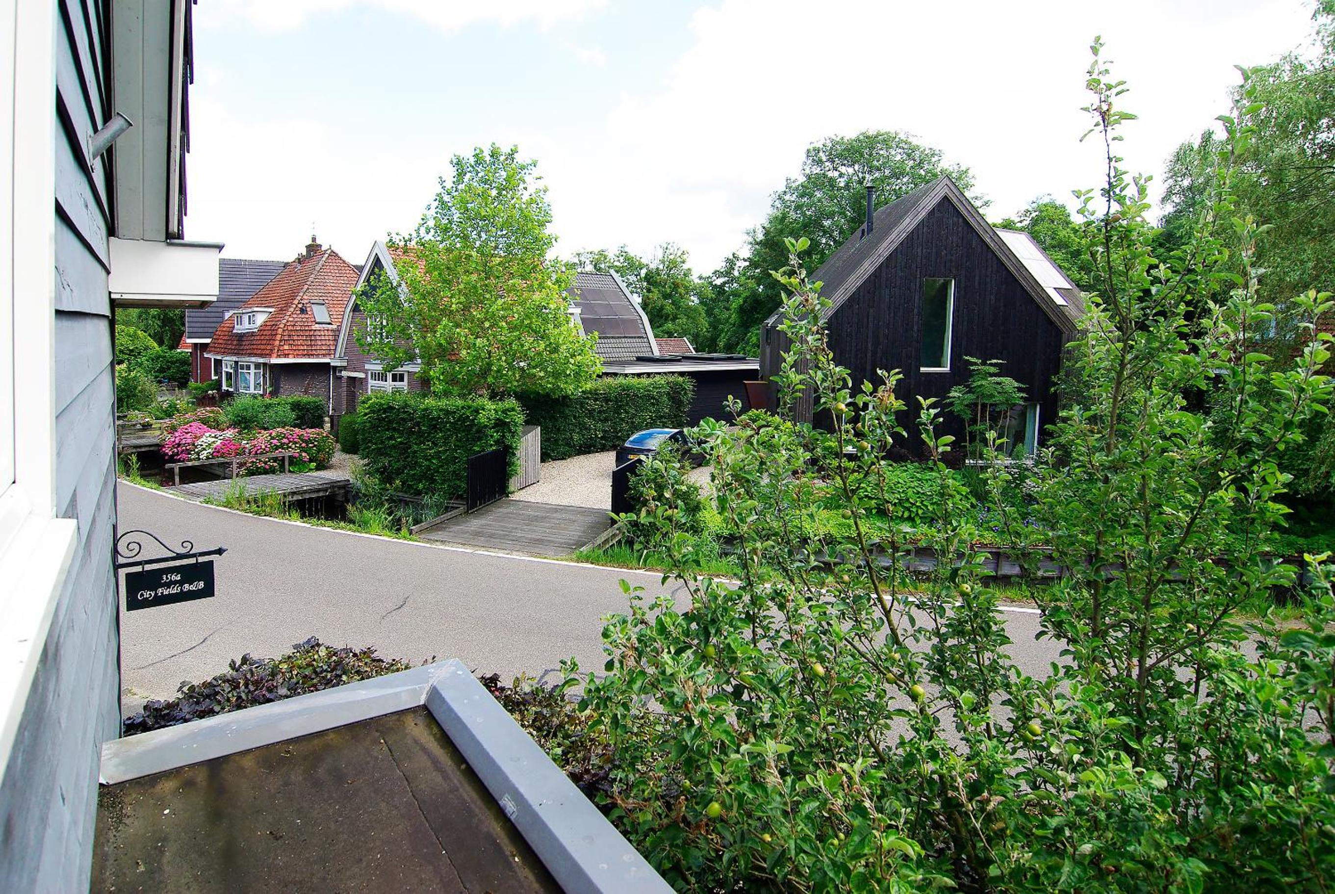 Tranquil wooden house with free parking