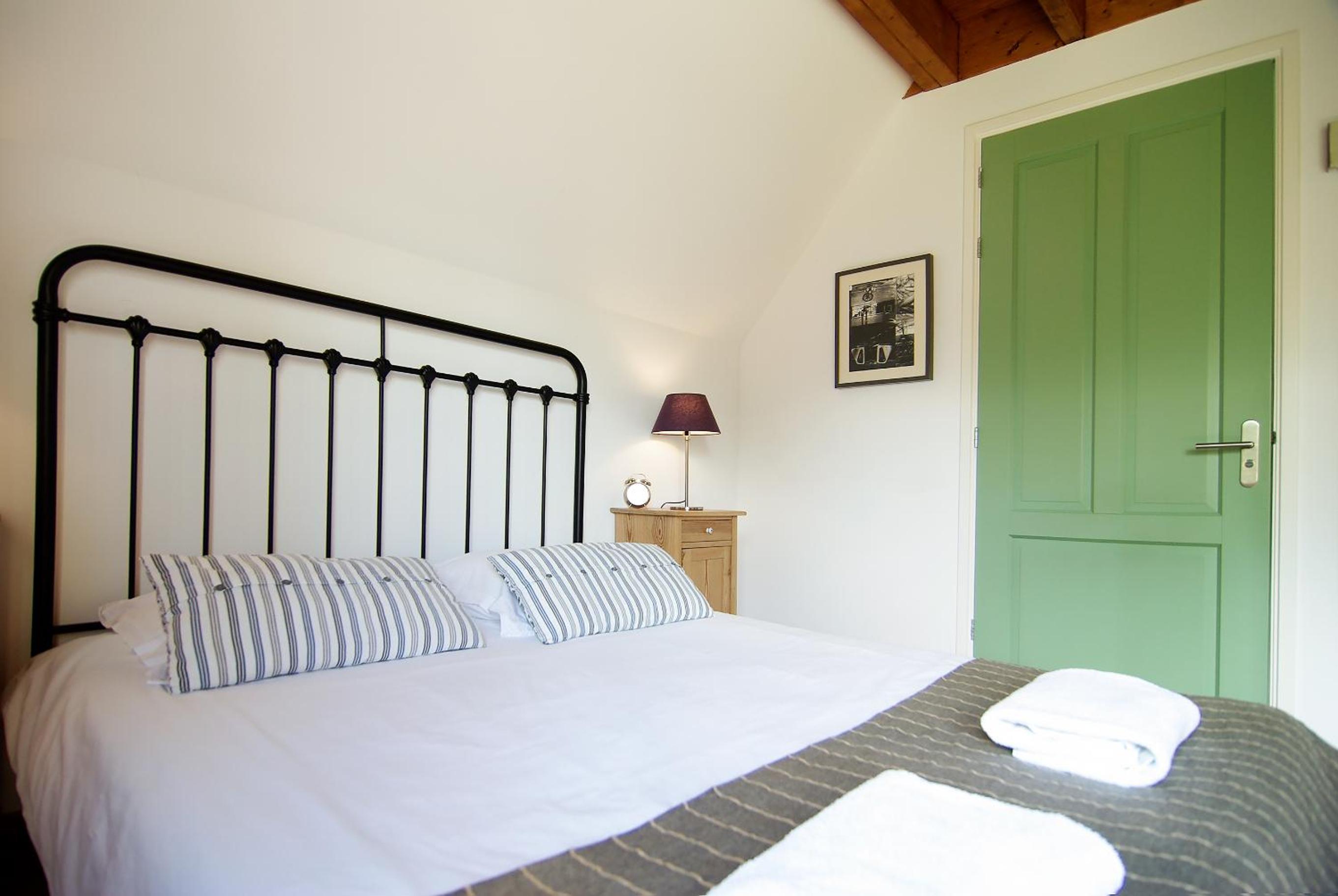 Tranquil wooden house with free parking