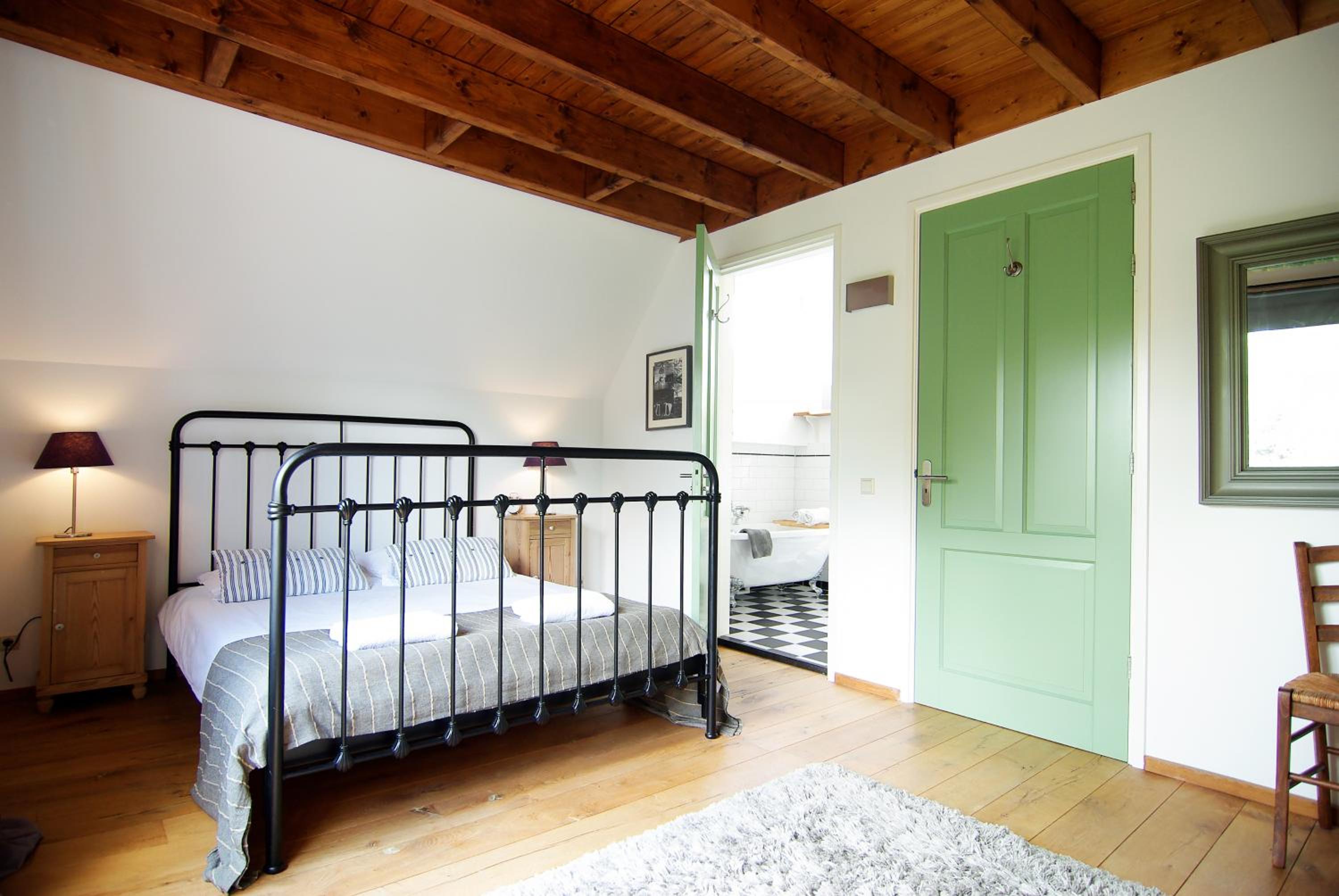 Tranquil wooden house with free parking