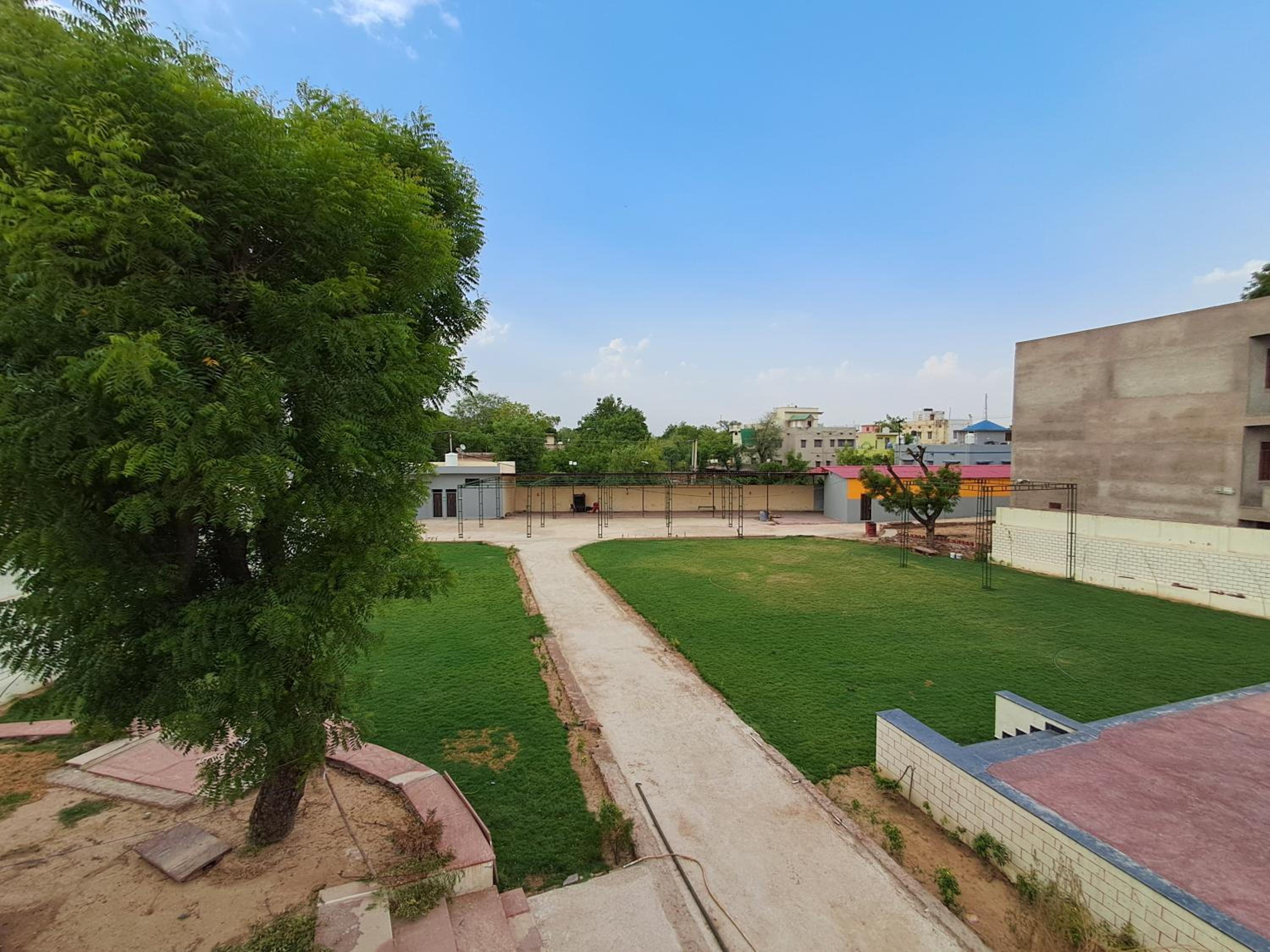 Hotel Raj Garden view 2