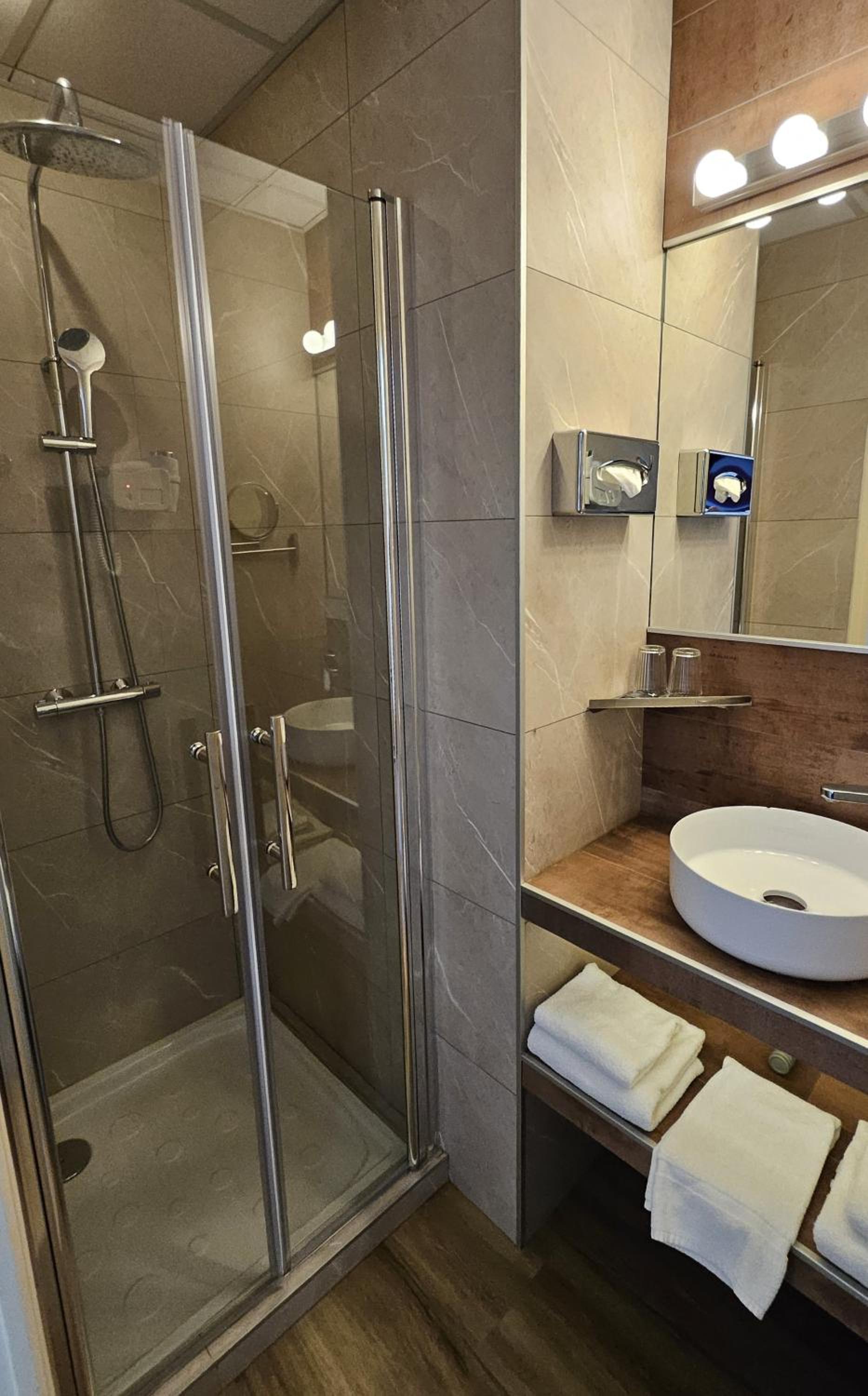 Arles Vacations - Brit Hotel Acacias - Property Image 43