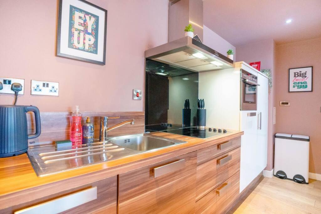 Sheffield Two BR with Private Parking view 4