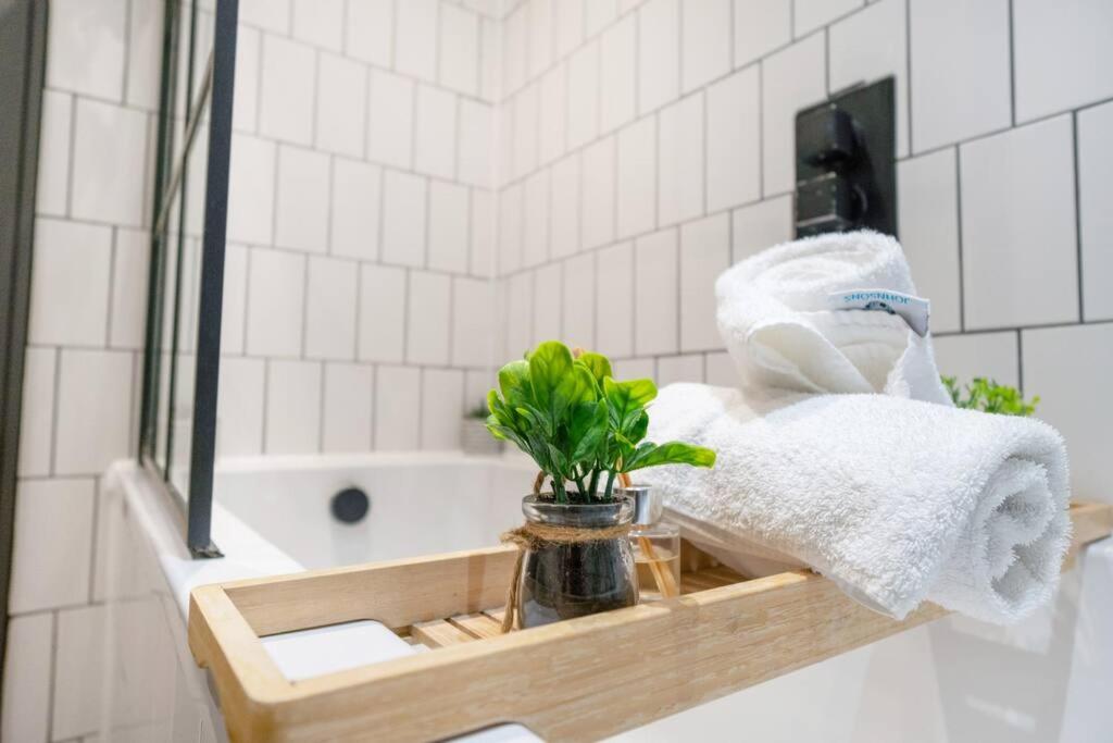 NEW! Sheffield Duplex, Sleeps 4! view 5
