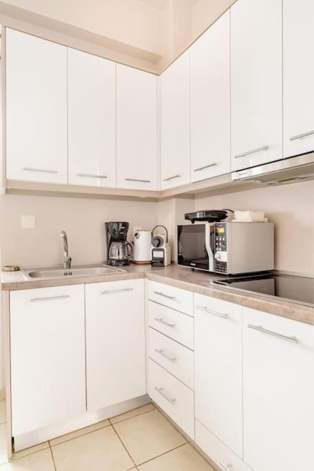 Modern full apt near acropolis/vaccinatedHosts