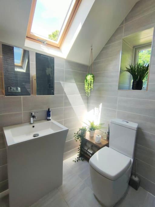 Rural cottage! Wood-fired hot tub Bliss awaits view 5