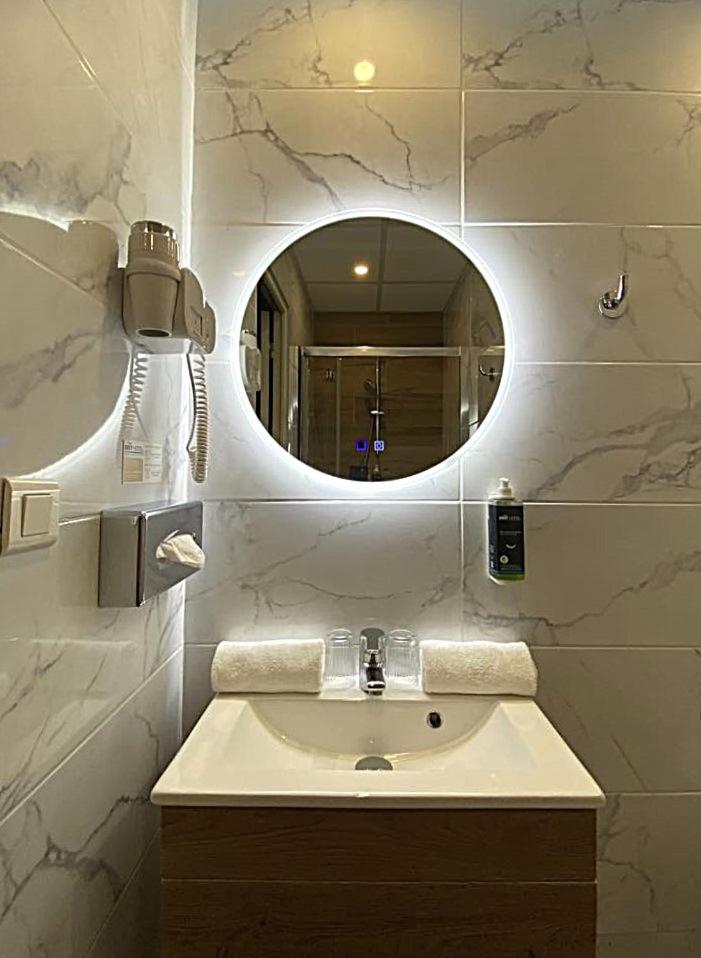 Arles Vacations - Brit Hotel Acacias - Property Image 4
