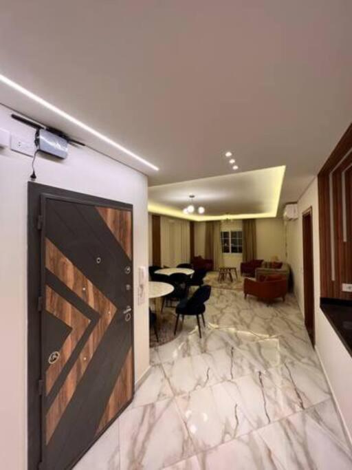 White Palace served Apartment 11